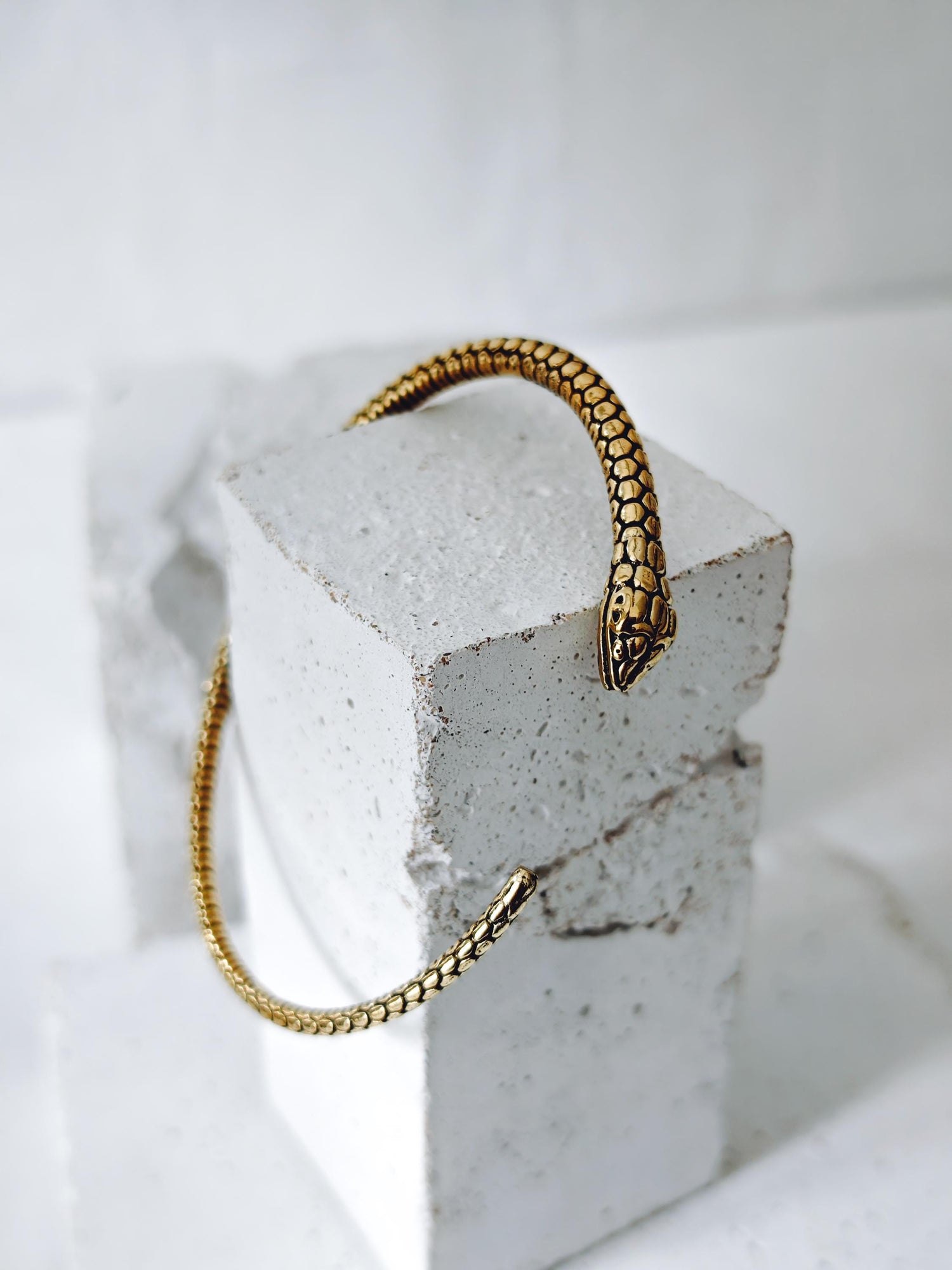 verstellbarer goldener Schlangen Armreif aus Messing,  Armreif Ouroboros aus goldenem Messing