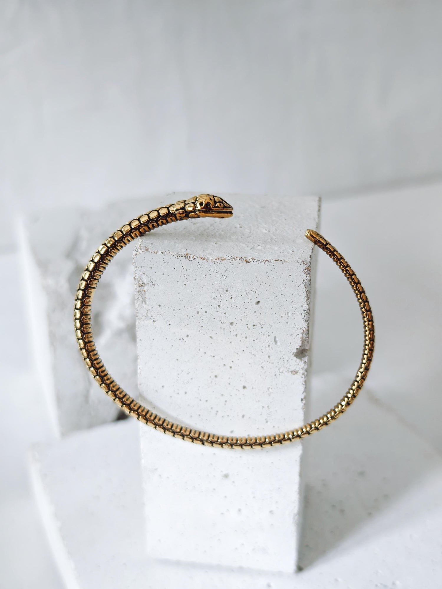 verstellbarer goldener Schlangen Armreif aus Messing,  Armreif Ouroboros aus goldenem Messing