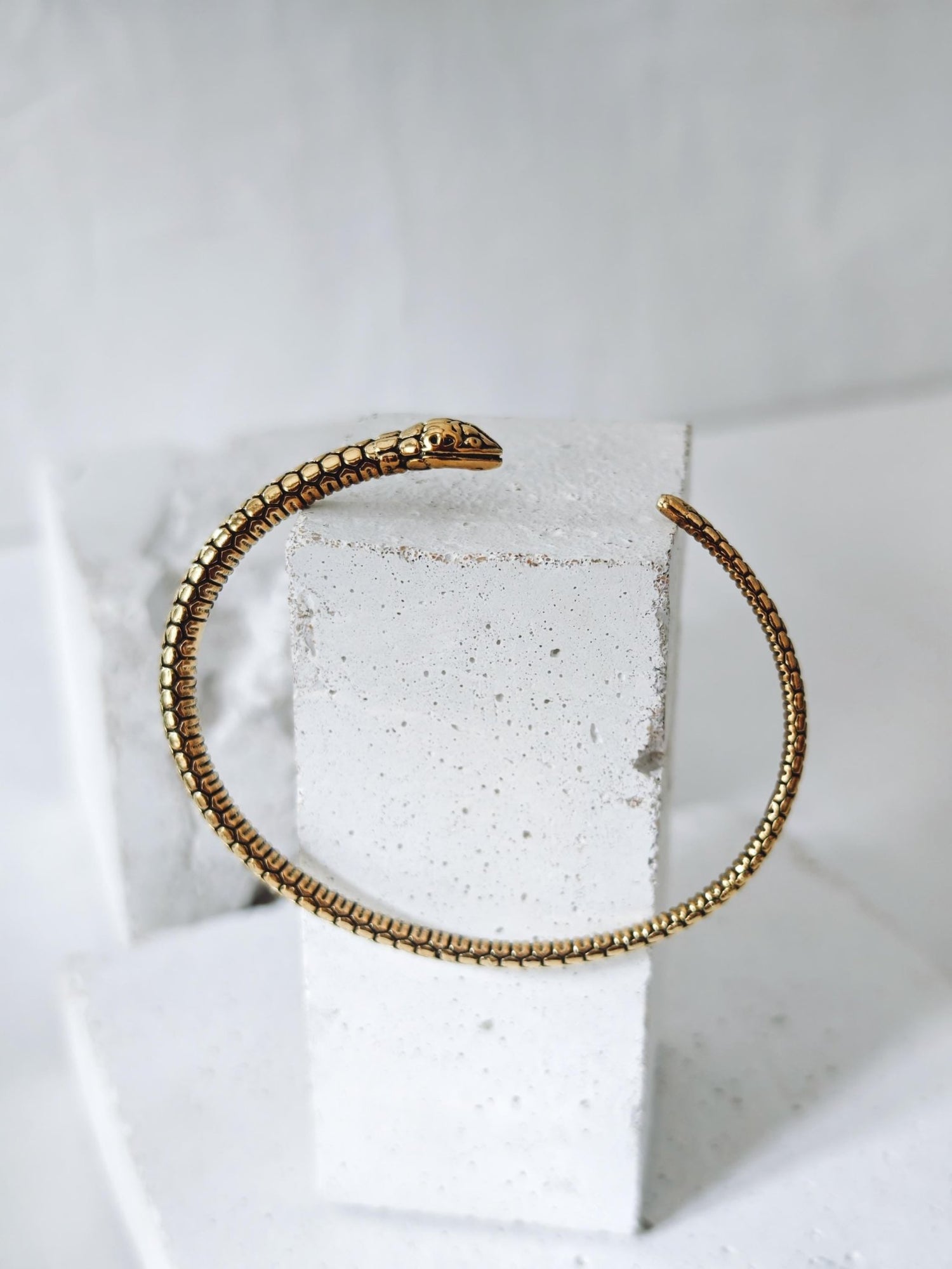 verstellbarer goldener Schlangen Armreif aus Messing, Armreif Ouroboros aus goldenem Messing - CocosyBerlin