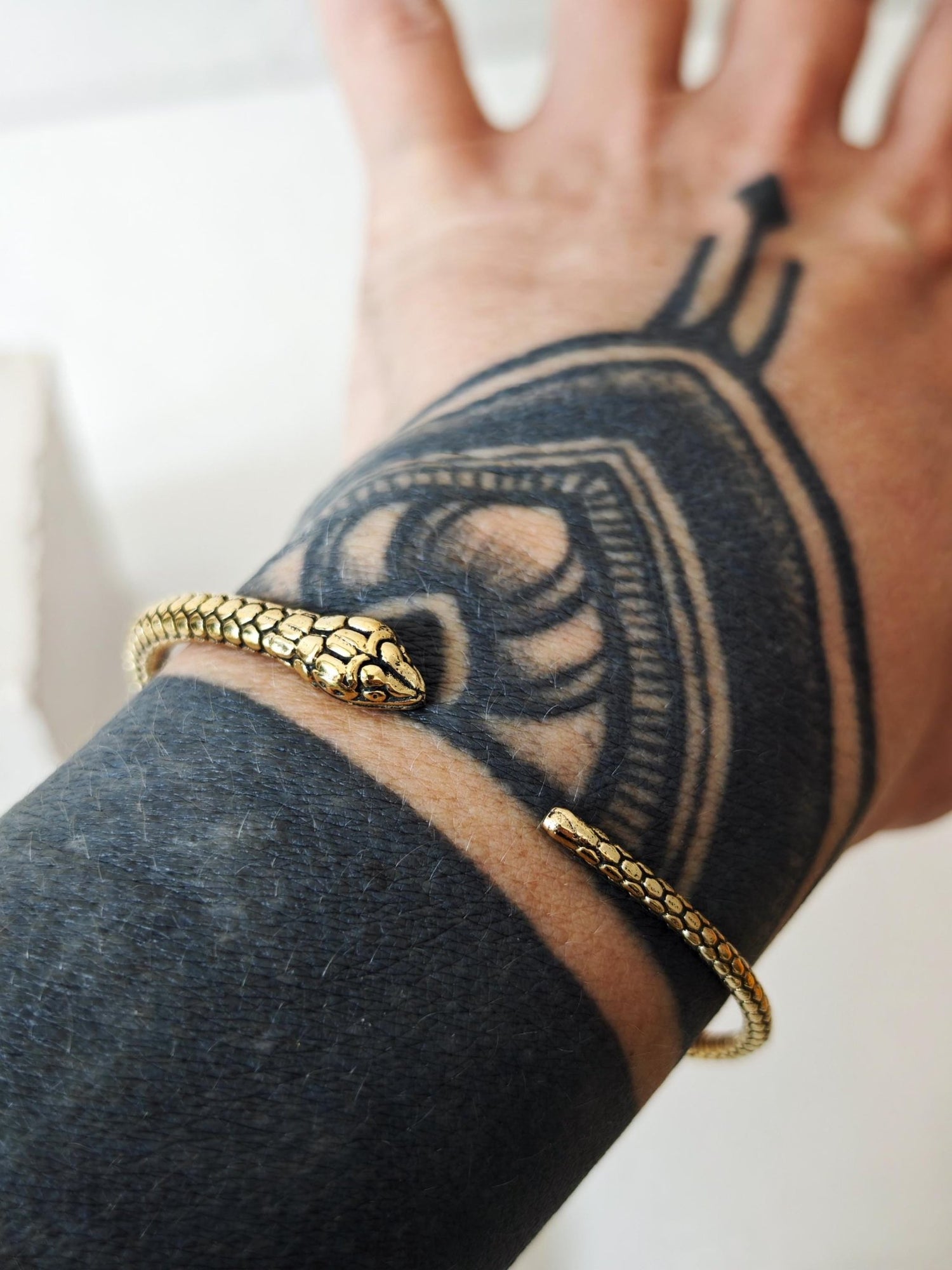verstellbarer goldener Schlangen Armreif aus Messing, Armreif Ouroboros aus goldenem Messing - CocosyBerlin