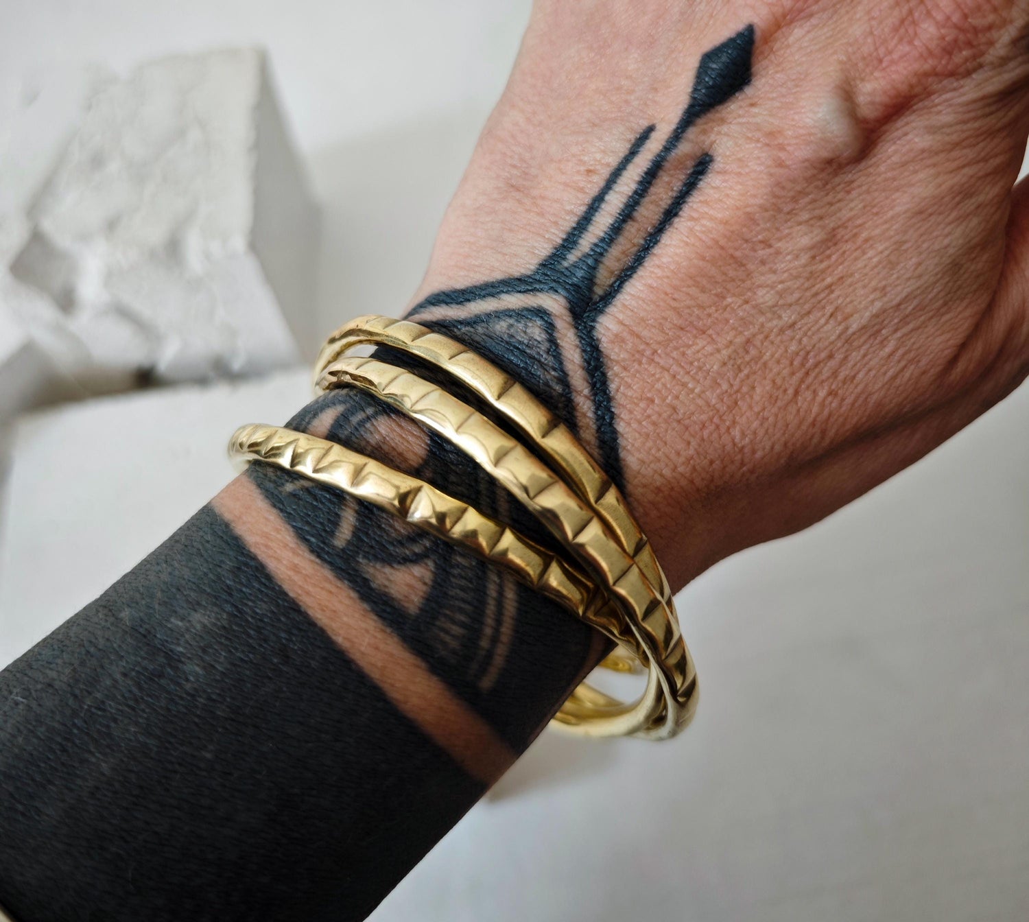 Trio Messing Armreif, goldener Punk Armreif Nietendesign, Statement Chunky Armreif, Armreif aus 3 Reifen