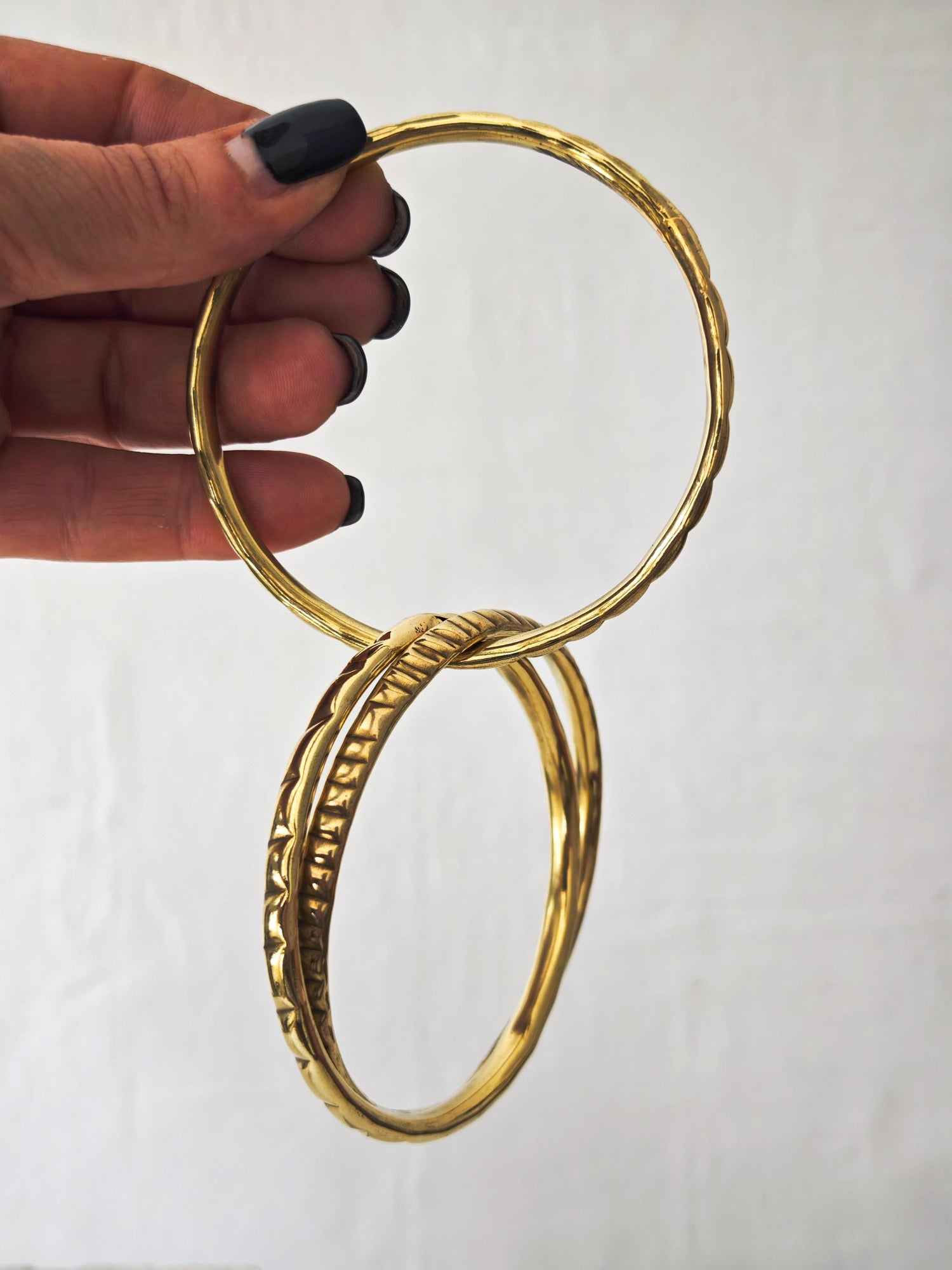 Trio Messing Armreif, goldener Punk Armreif Nietendesign, Statement Chunky Armreif, Armreif aus 3 Reifen