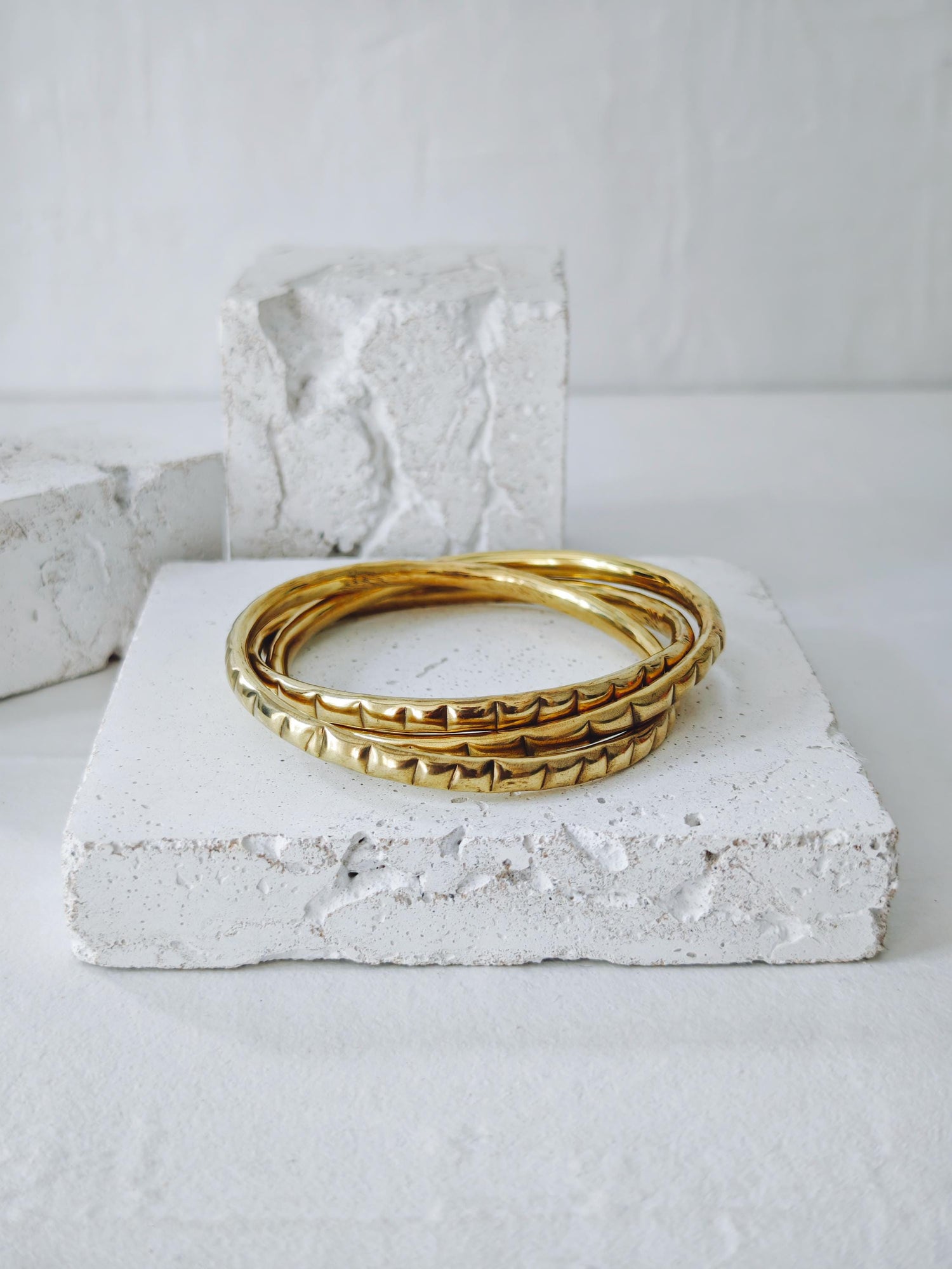 Trio Messing Armreif, goldener Punk Armreif Nietendesign, Statement Chunky Armreif, Armreif aus 3 Reifen