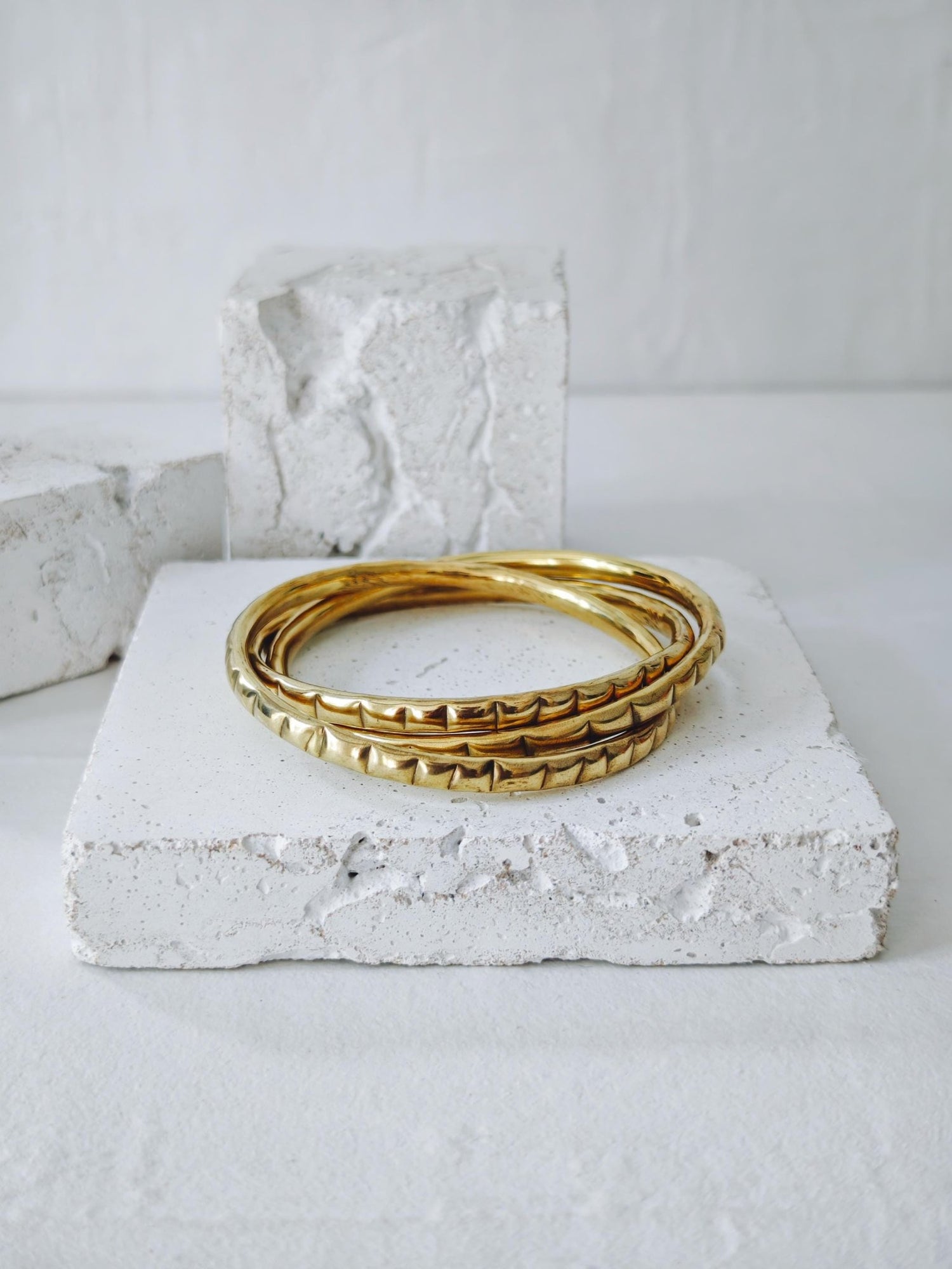 Trio Messing Armreif, goldener Punk Armreif Nietendesign, Statement Chunky Armreif, Armreif aus 3 Reifen - CocosyBerlin
