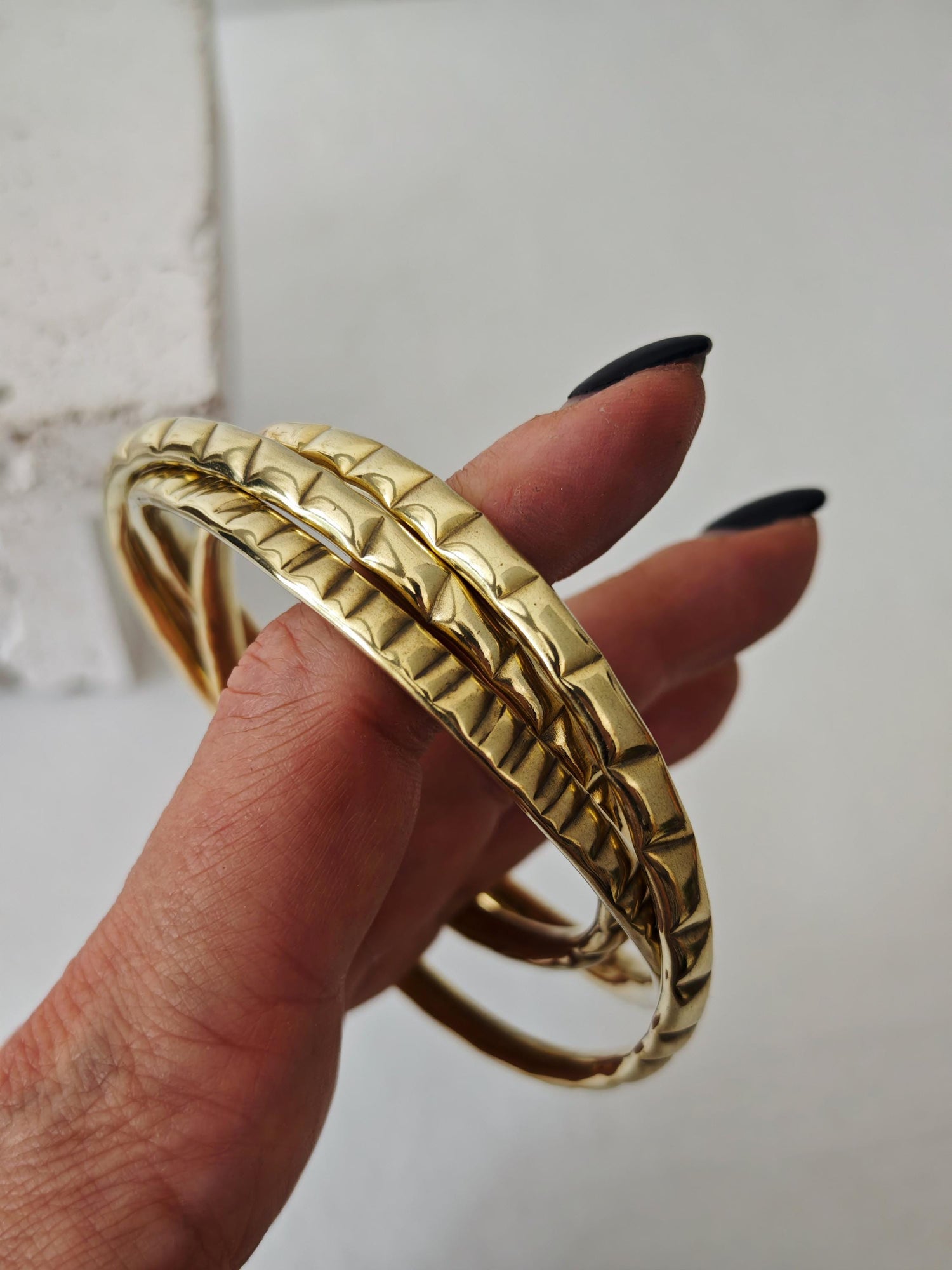 Trio Messing Armreif, goldener Punk Armreif Nietendesign, Statement Chunky Armreif, Armreif aus 3 Reifen