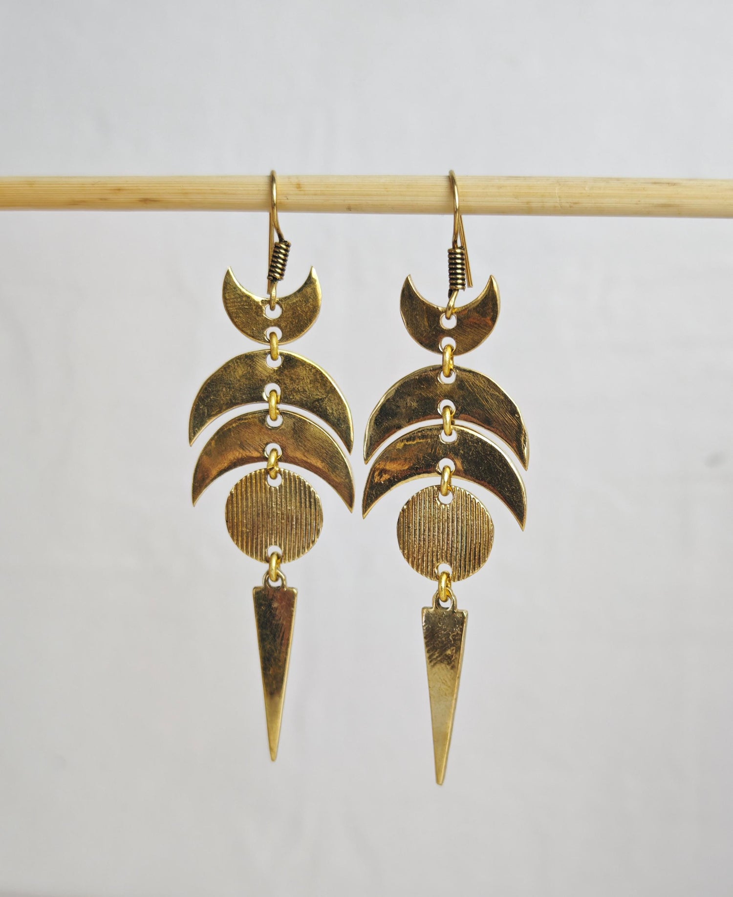 goldene Mondphasen Ohrringe aus Messing, Mond Ohrringe Gold, Lange Mond Hängeohrringe