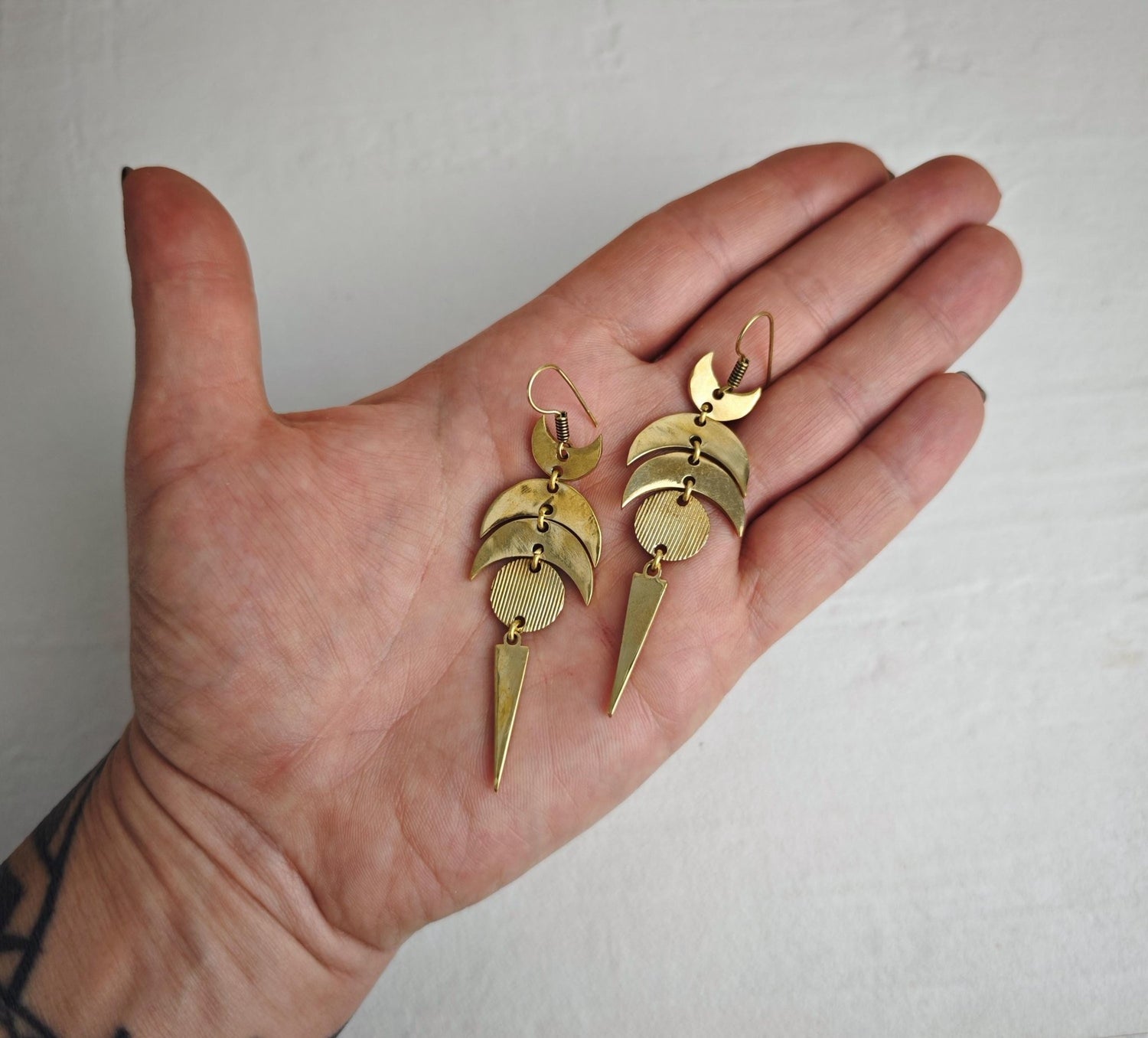 goldene Mondphasen Ohrringe aus Messing, Mond Ohrringe Gold, Lange Mond Hängeohrringe - CocosyBerlin