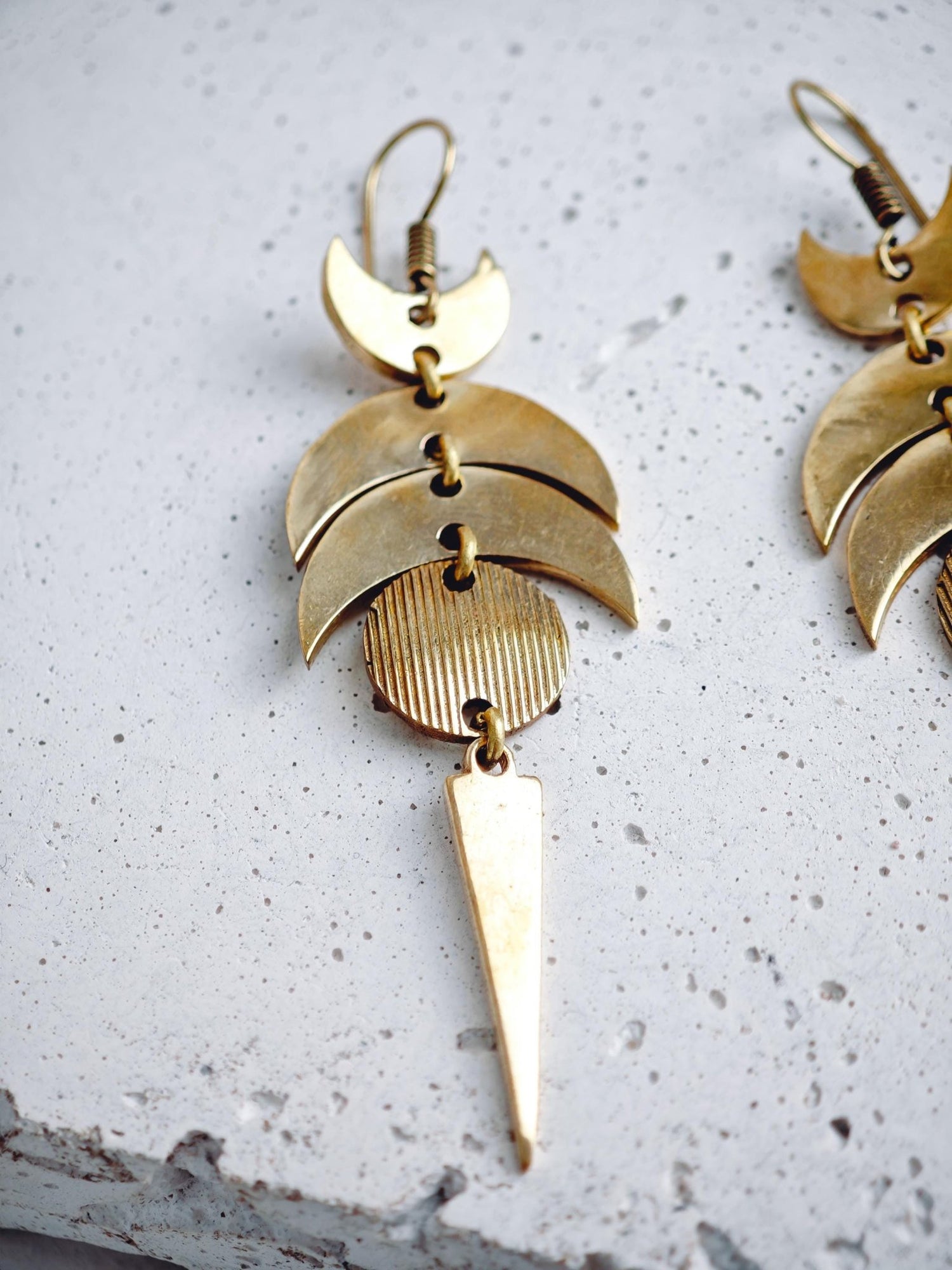 goldene Mondphasen Ohrringe aus Messing, Mond Ohrringe Gold, Lange Mond Hängeohrringe - CocosyBerlin