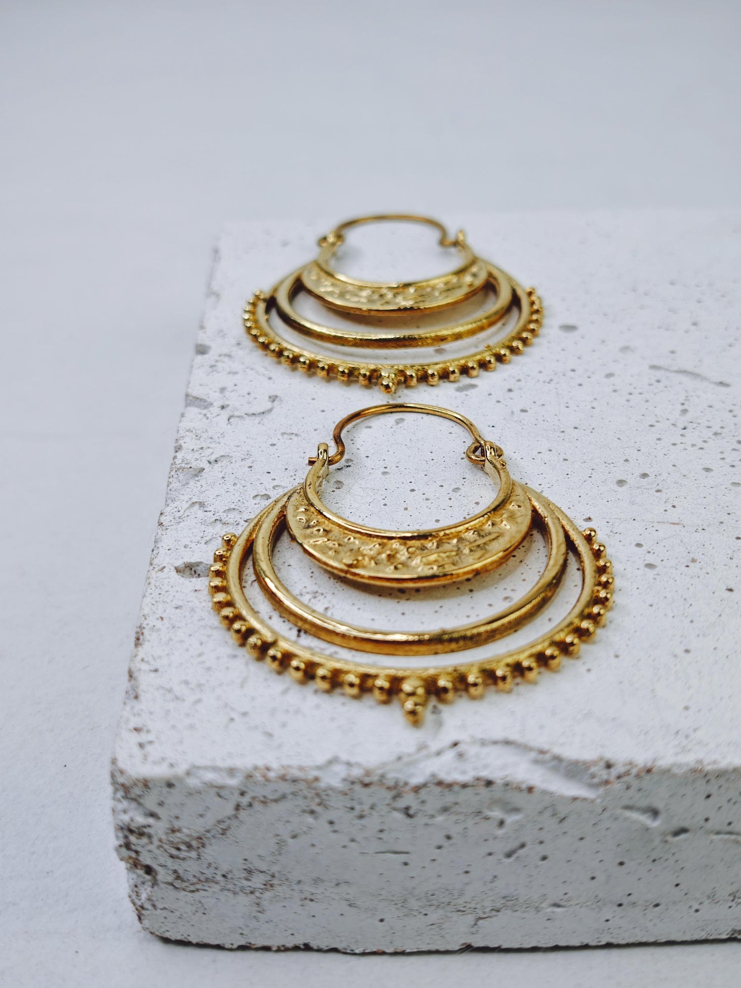 Halbmond Ohrringe Messing, Mond Ohrringe Gold, Sommerschmuck