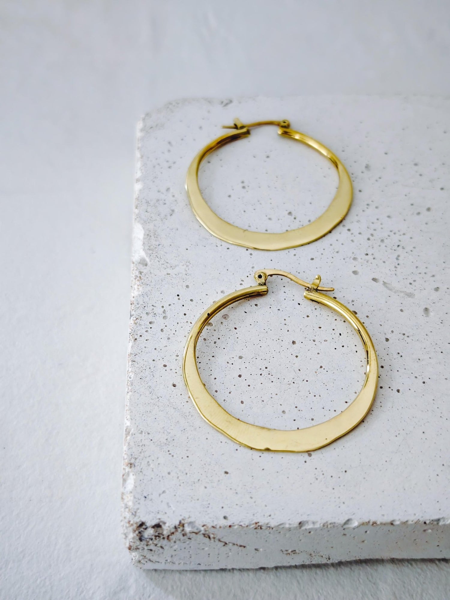 Flache Messing Creolen, Minimalistische Ohrringe gold, Creolen gehämmert, schlicht und fein - CocosyBerlin