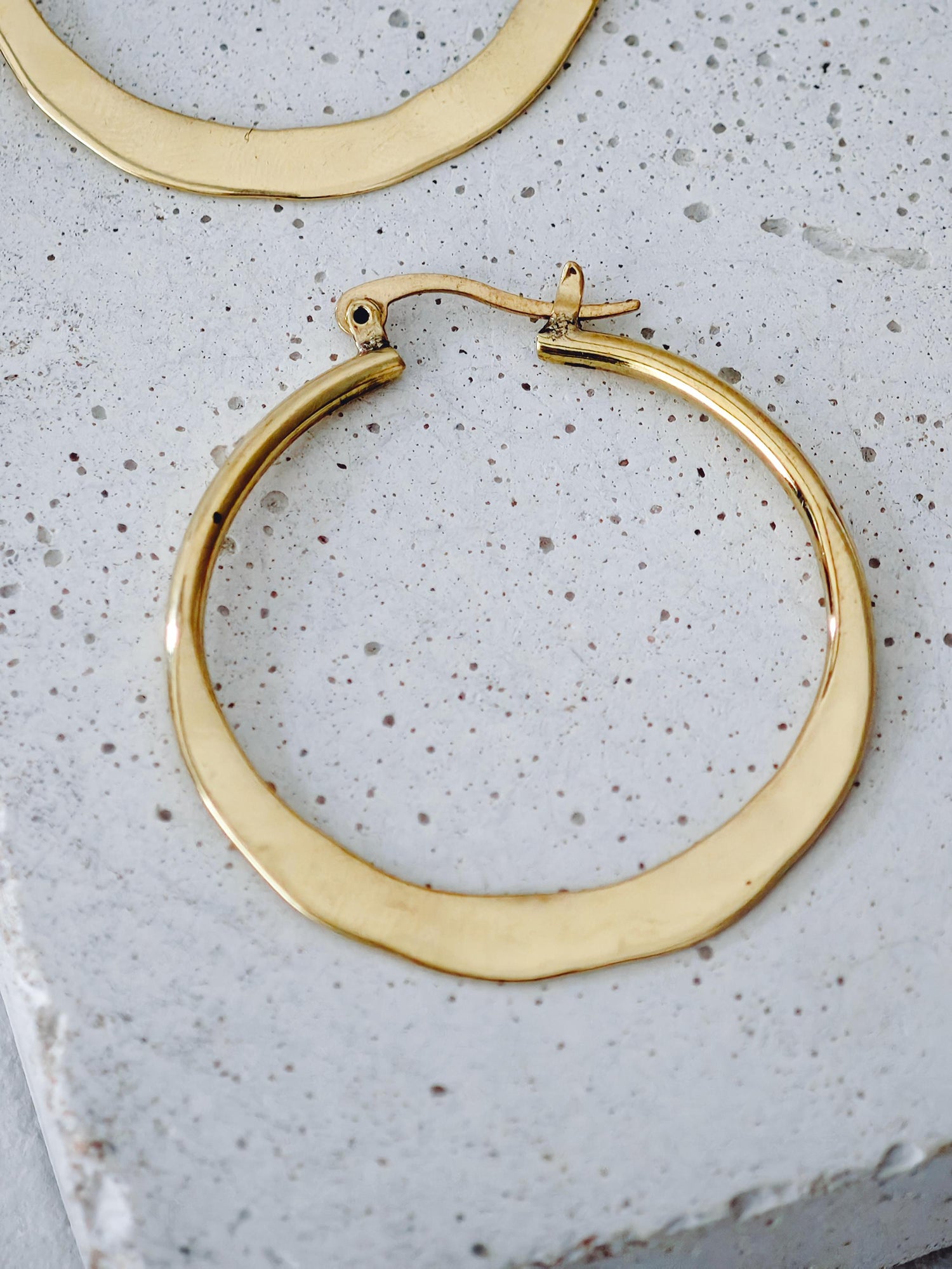 Flache Messing Creolen, Minimalistische Ohrringe gold, Creolen gehämmert, schlicht und fein