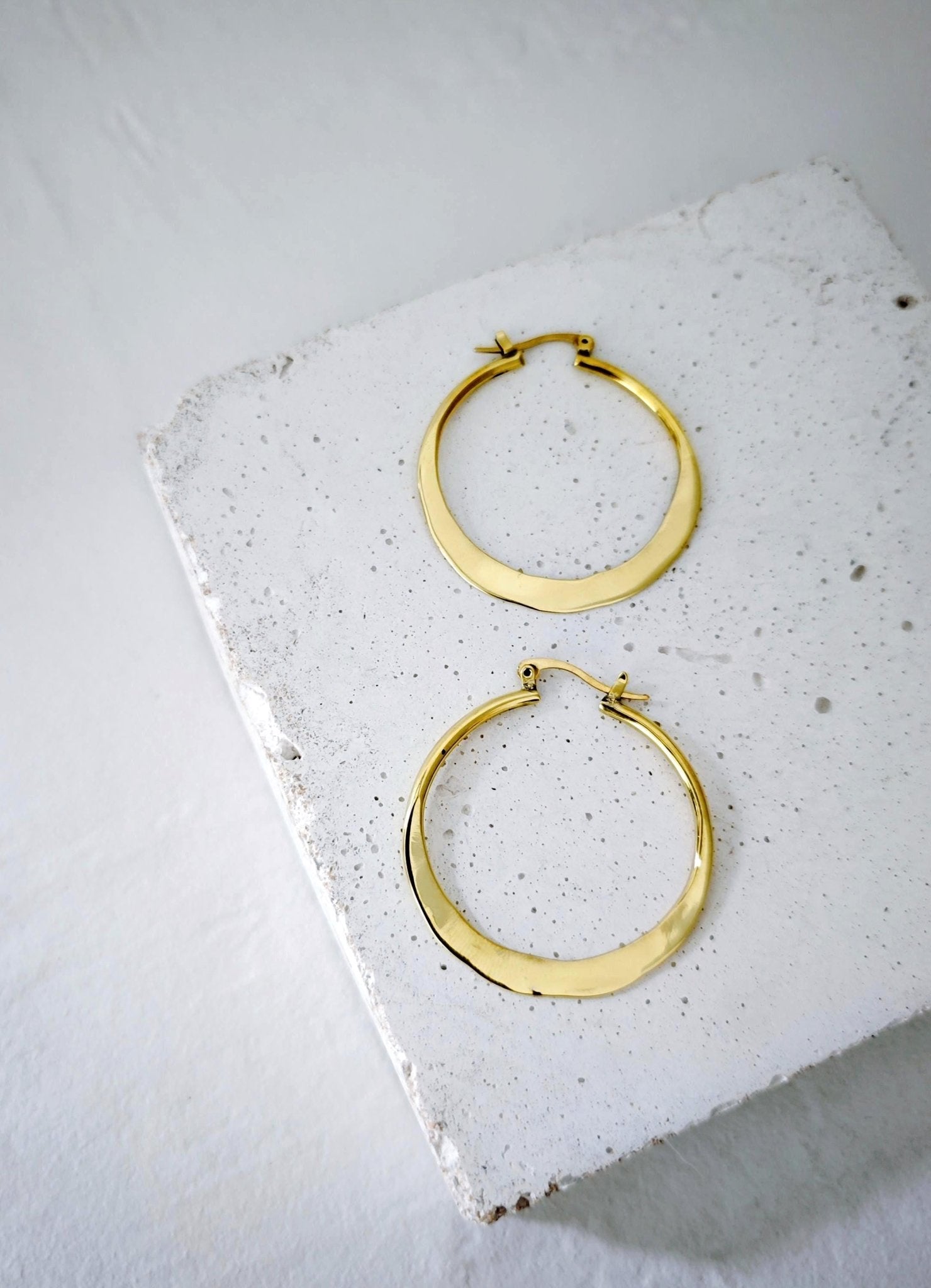 Flache Messing Creolen, Minimalistische Ohrringe gold, Creolen gehämmert, schlicht und fein - CocosyBerlin