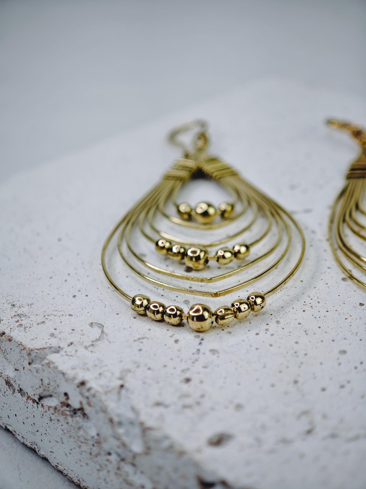 goldene Sommerohrringe aus  Messing , filigrane goldene Ohrringe, mehrreihige Ohrringe tropfenförmiig, Boho Hippie große Ohrringe, Träne