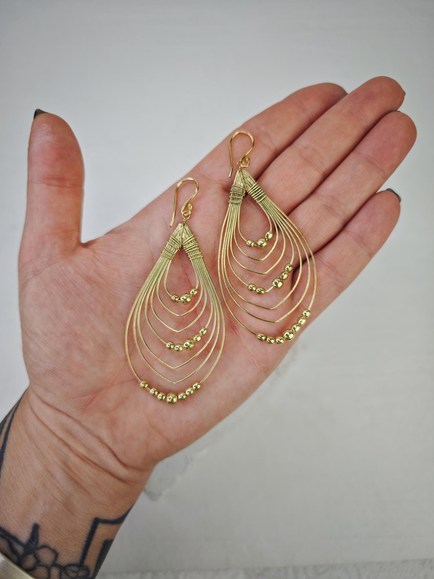 goldene Sommerohrringe aus  Messing , filigrane goldene Ohrringe, mehrreihige Ohrringe tropfenförmiig, Boho Hippie große Ohrringe, Träne