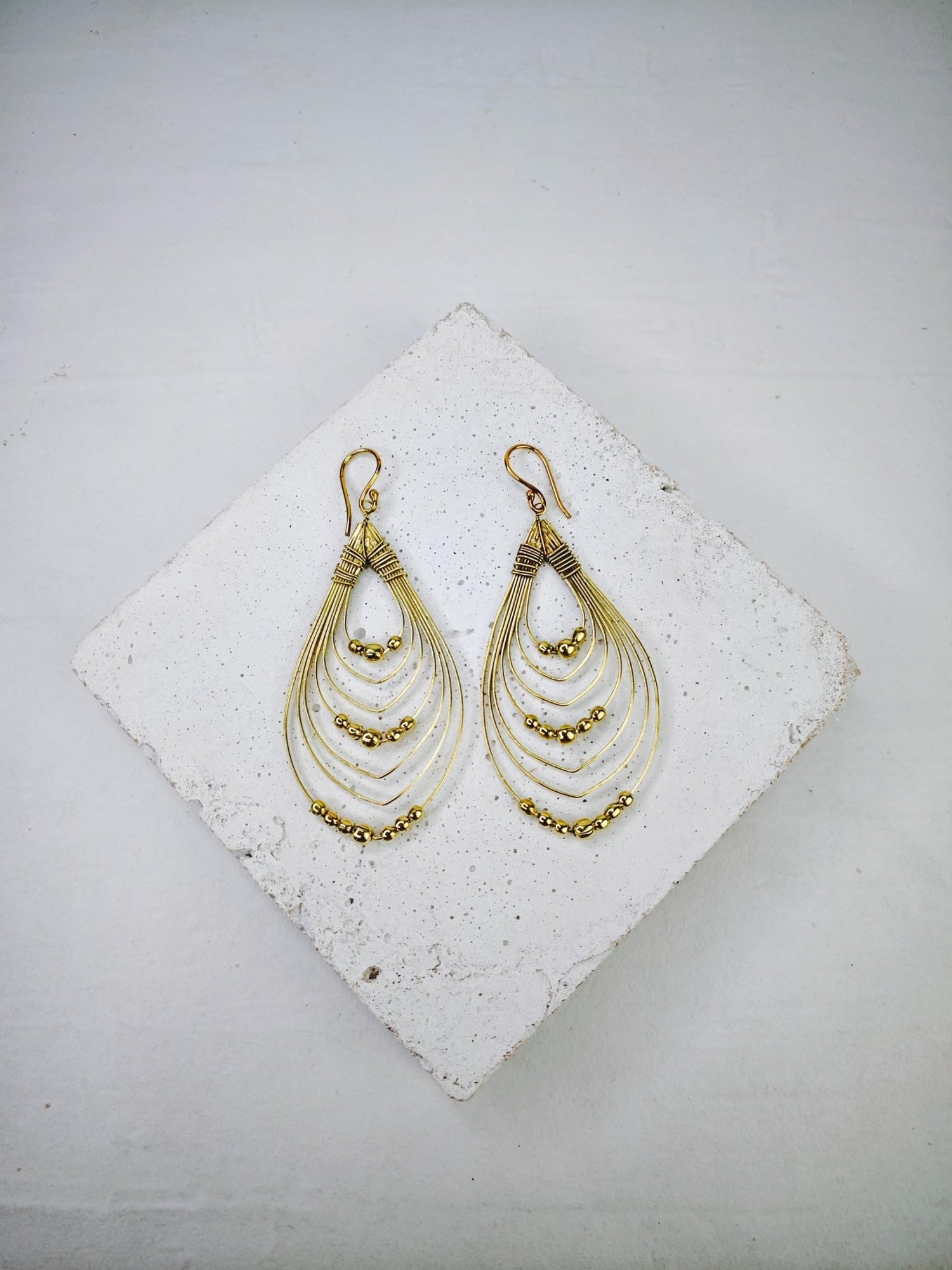 goldene Sommerohrringe aus Messing , filigrane goldene Ohrringe, mehrreihige Ohrringe tropfenförmiig, Boho Hippie große Ohrringe, Träne - CocosyBerlin