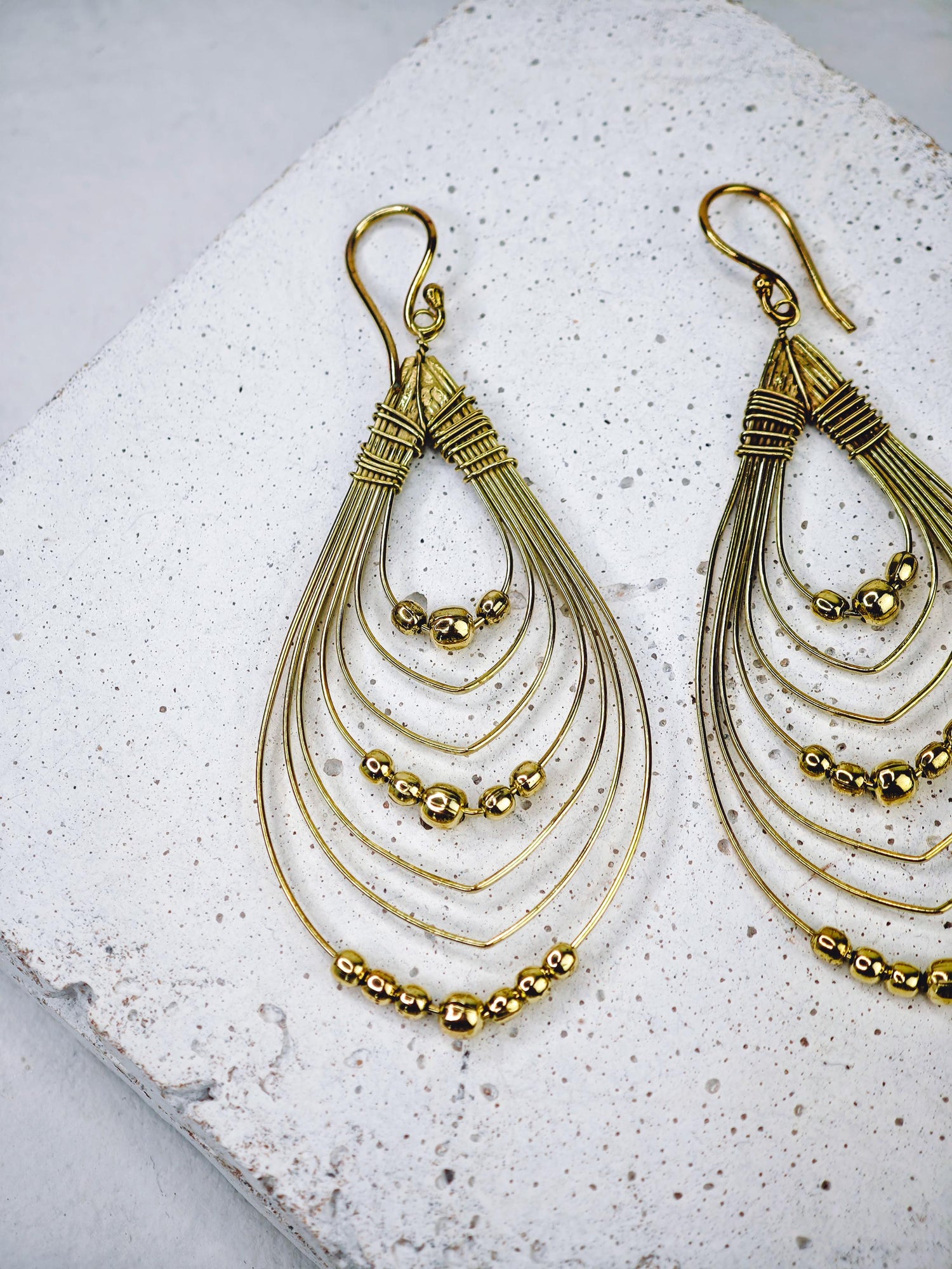 goldene Sommerohrringe aus  Messing , filigrane goldene Ohrringe, mehrreihige Ohrringe tropfenförmiig, Boho Hippie große Ohrringe, Träne