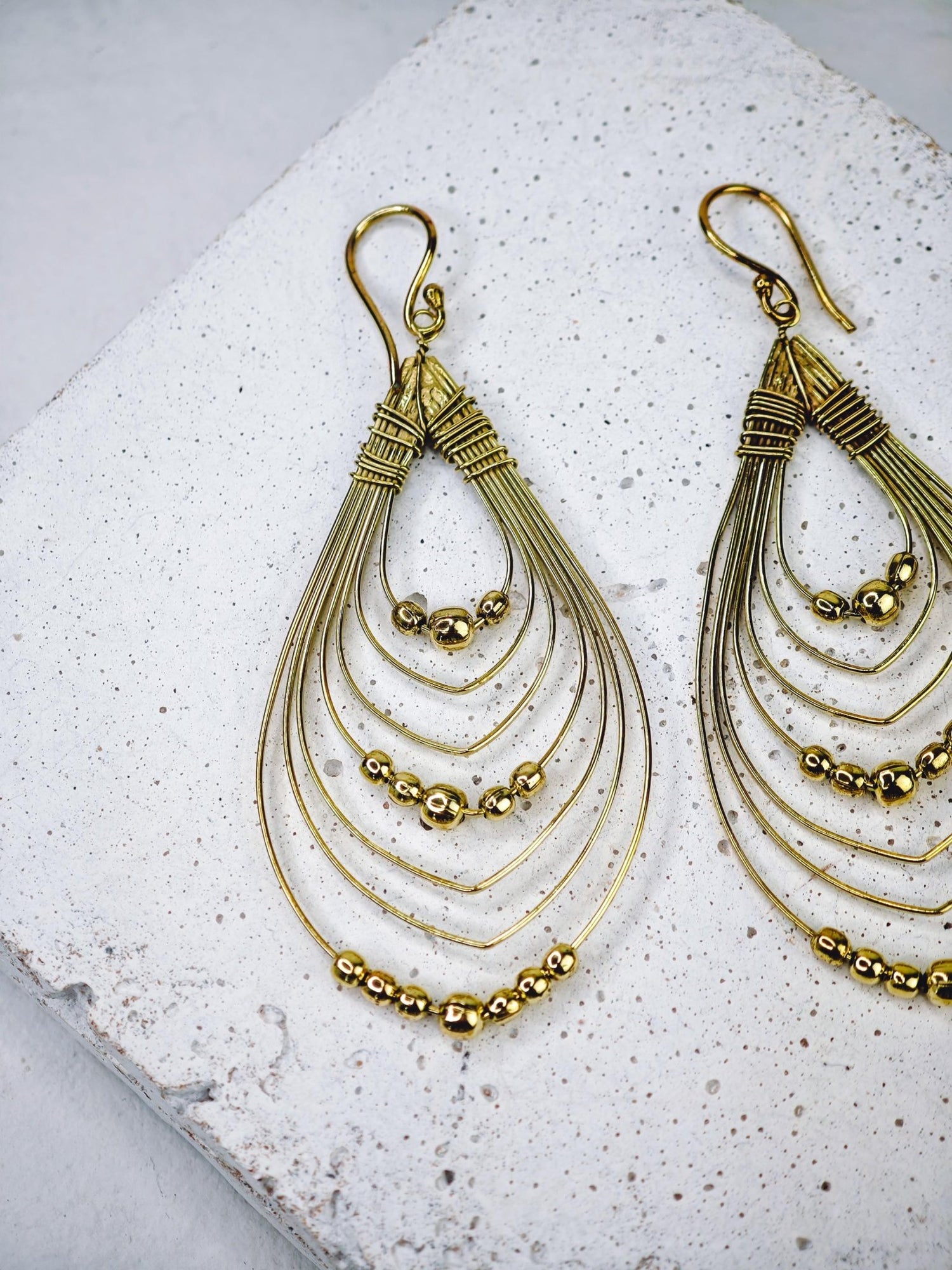 goldene Sommerohrringe aus Messing , filigrane goldene Ohrringe, mehrreihige Ohrringe tropfenförmiig, Boho Hippie große Ohrringe, Träne - CocosyBerlin