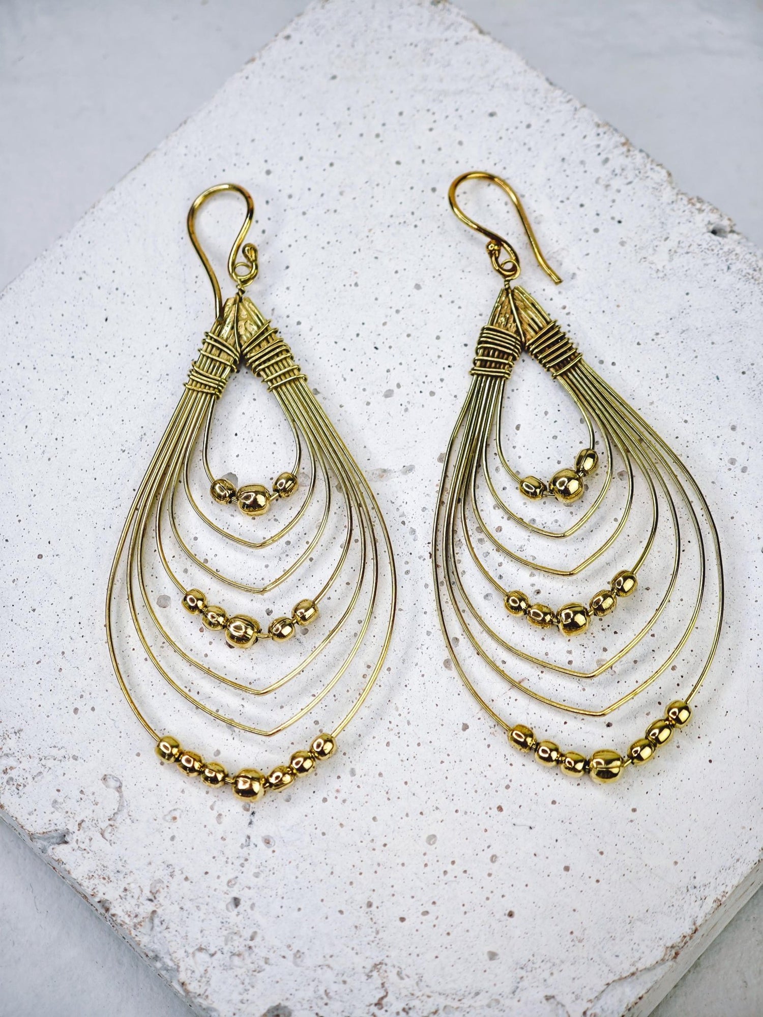 goldene Sommerohrringe aus Messing , filigrane goldene Ohrringe, mehrreihige Ohrringe tropfenförmiig, Boho Hippie große Ohrringe, Träne - CocosyBerlin