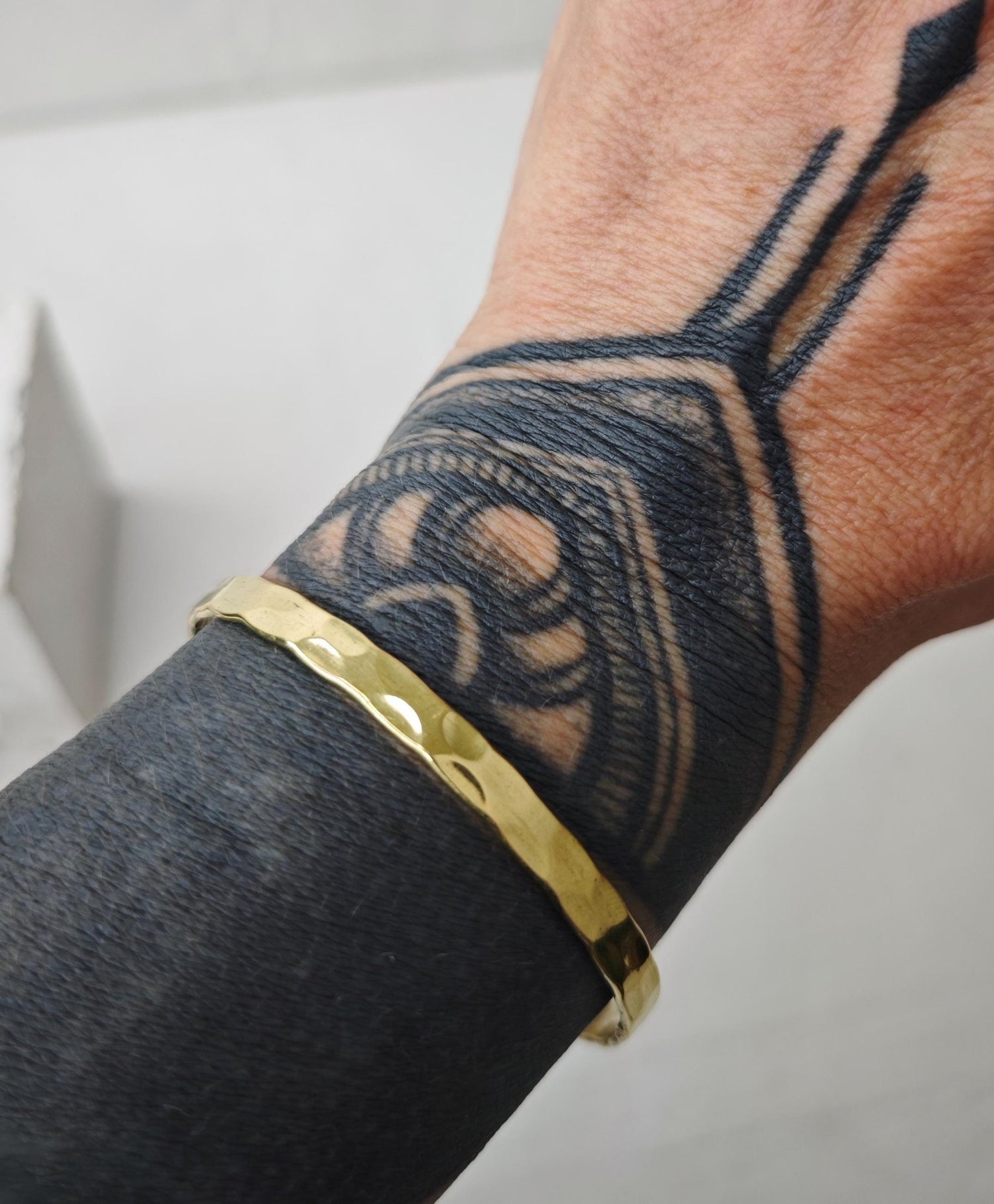 goldener dünner Armreif aus gehämmerten Messing, Armreif aus massivem Messing, Hammerschlag, Stapelarmreif - CocosyBerlin