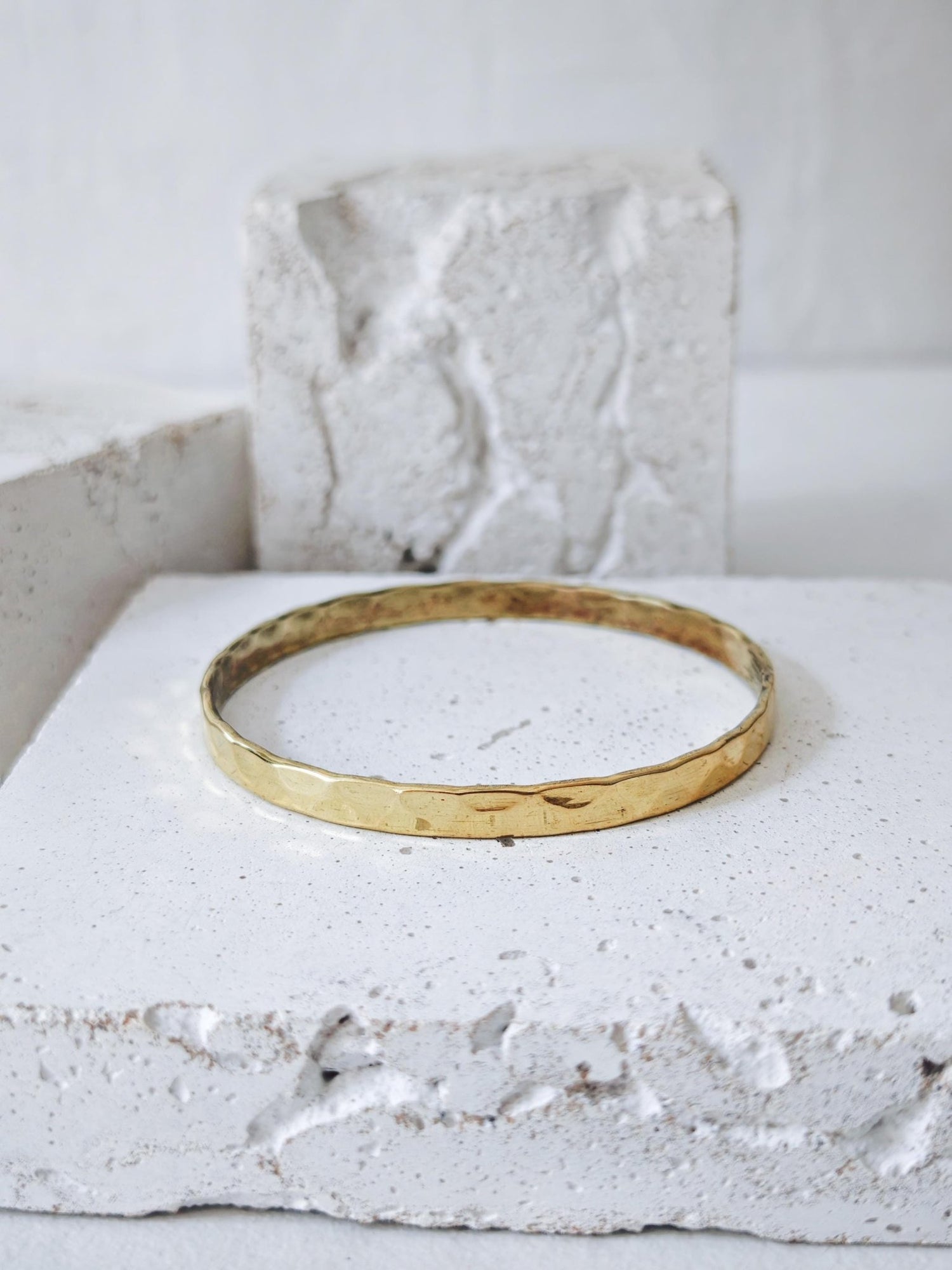 goldener dünner Armreif aus gehämmerten Messing, Armreif aus massivem Messing, Hammerschlag, Stapelarmreif - CocosyBerlin