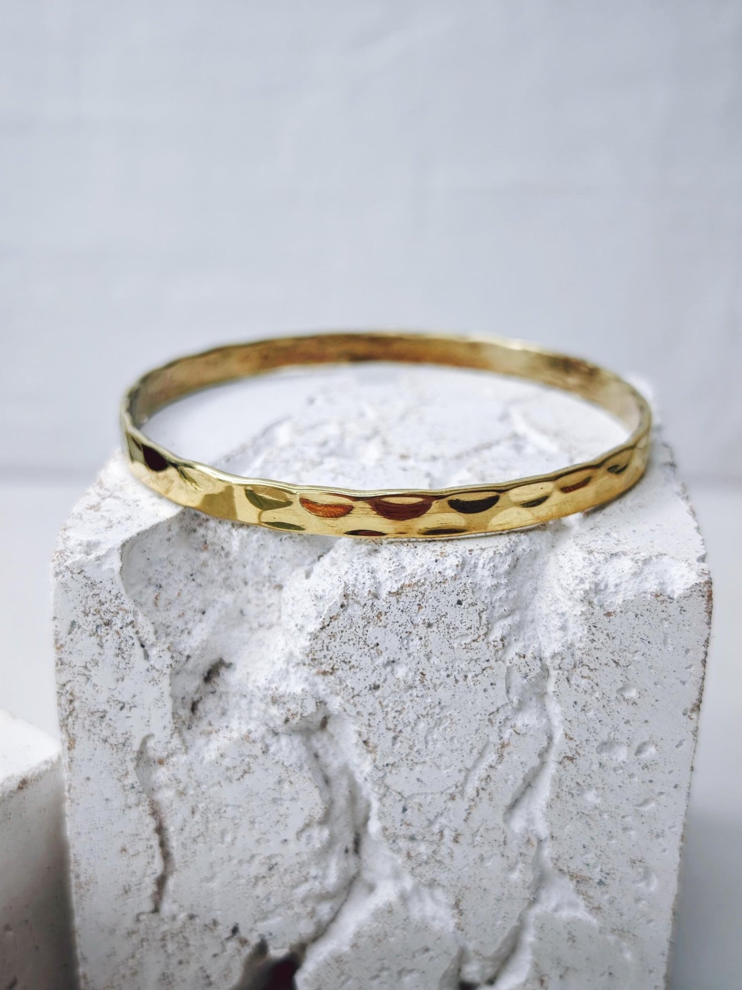 goldener dünner Armreif aus gehämmerten Messing, Armreif aus massivem Messing, Hammerschlag, Stapelarmreif - CocosyBerlin