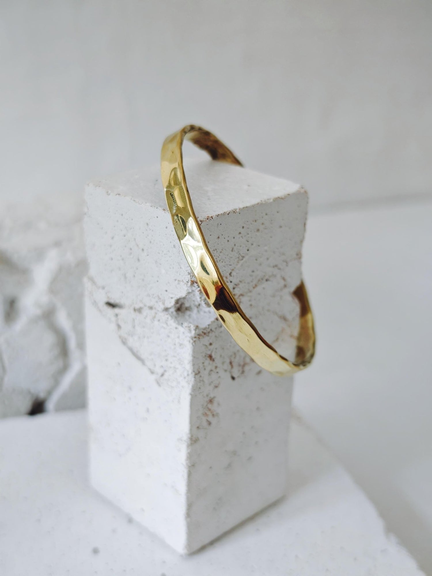 goldener dünner Armreif aus gehämmerten Messing, Armreif aus massivem Messing, Hammerschlag, Stapelarmreif - CocosyBerlin