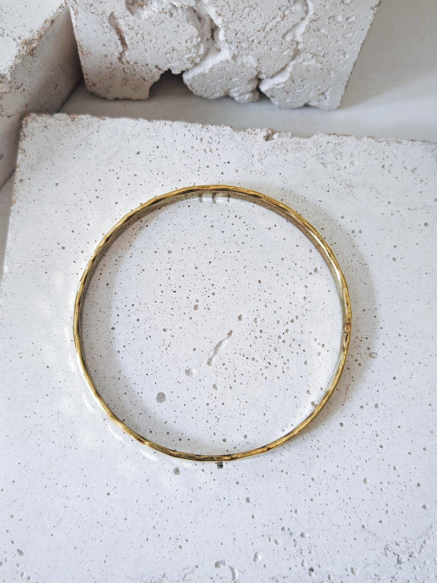 goldener dünner Armreif aus gehämmerten Messing, Armreif aus massivem Messing, Hammerschlag, Stapelarmreif - CocosyBerlin