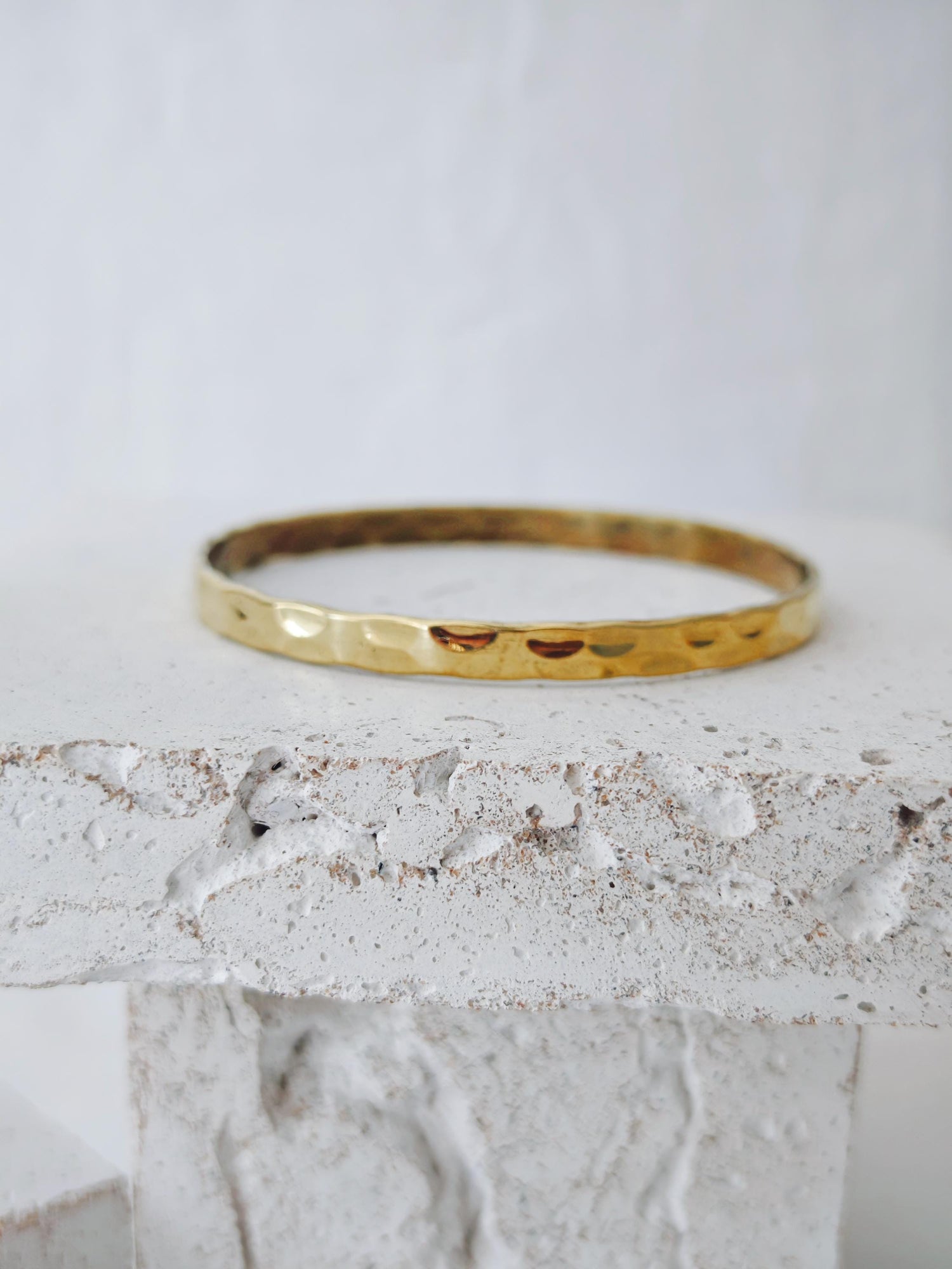 goldener dünner Armreif aus gehämmerten Messing, Armreif aus massivem Messing, Hammerschlag, Stapelarmreif