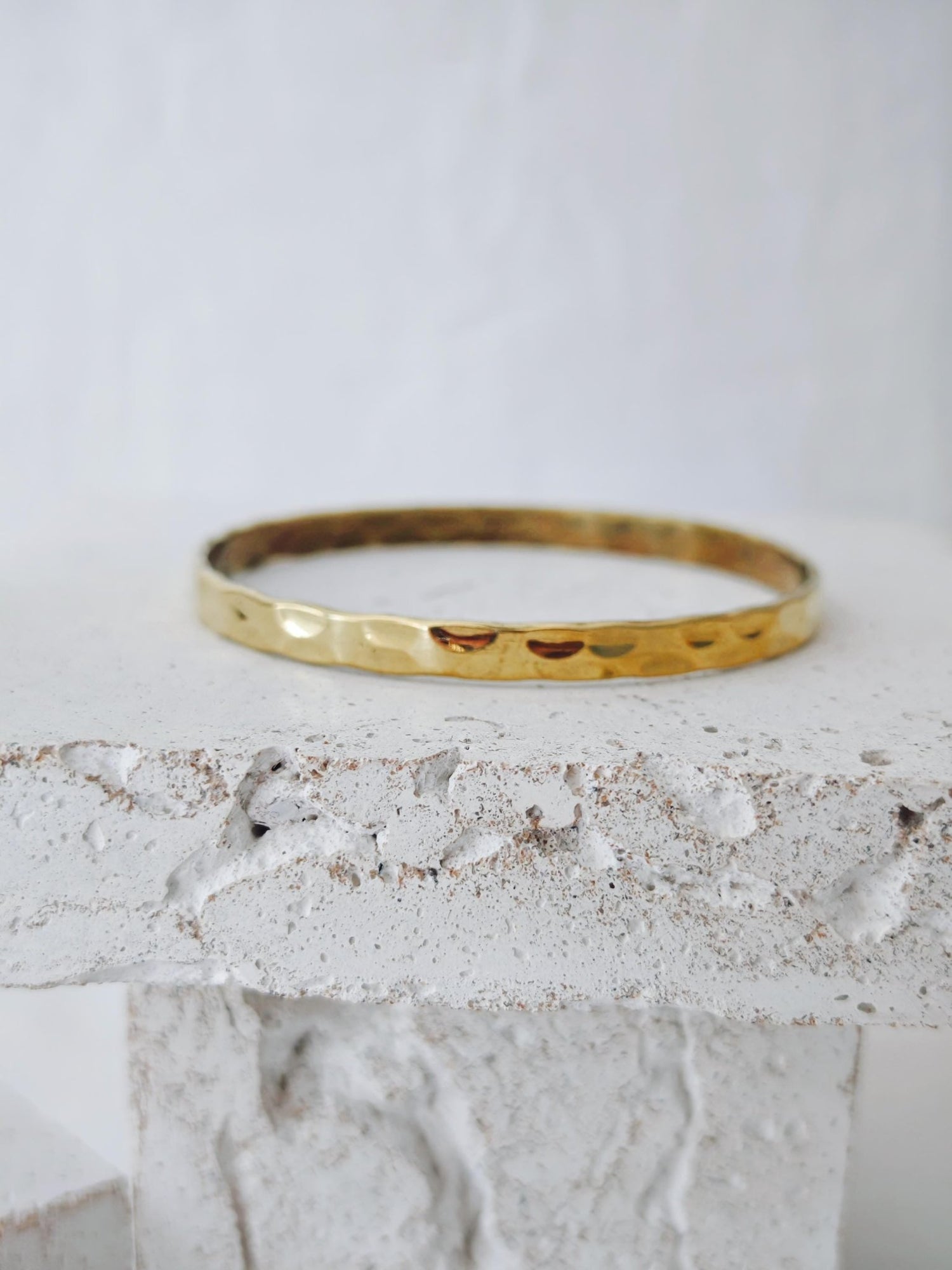 goldener dünner Armreif aus gehämmerten Messing, Armreif aus massivem Messing, Hammerschlag, Stapelarmreif - CocosyBerlin