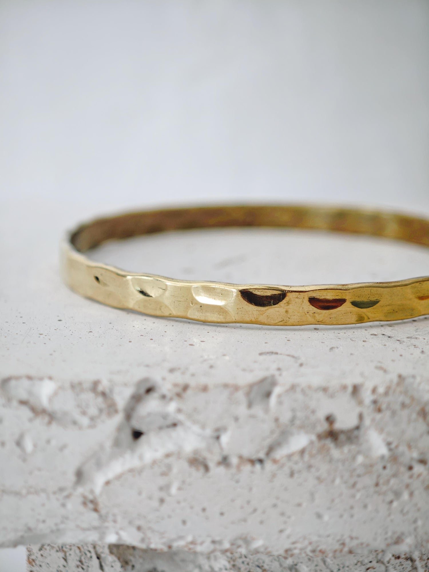 goldener dünner Armreif aus gehämmerten Messing, Armreif aus massivem Messing, Hammerschlag, Stapelarmreif