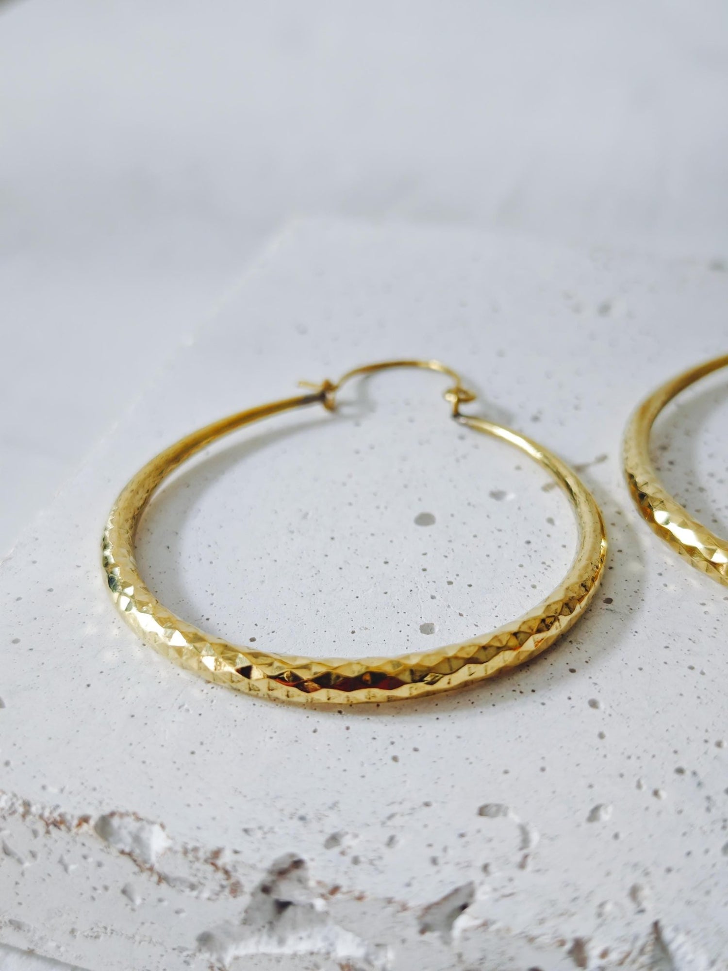 Grosse goldene Messing Creolen, Statement Ohrringe mi Diamantschliff, Diamant Muster - CocosyBerlin