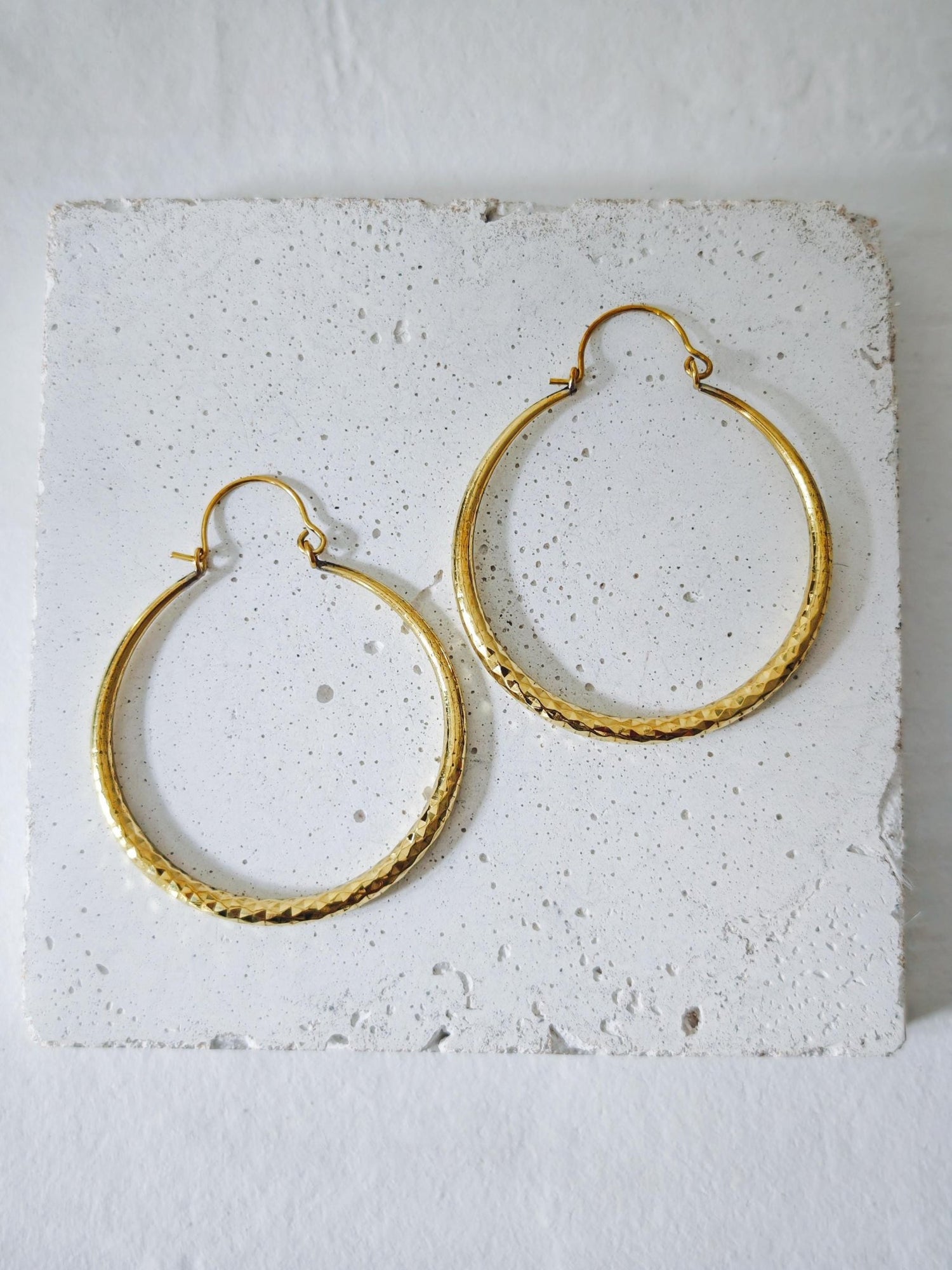 Grosse goldene Messing Creolen, Statement Ohrringe mi Diamantschliff, Diamant Muster - CocosyBerlin