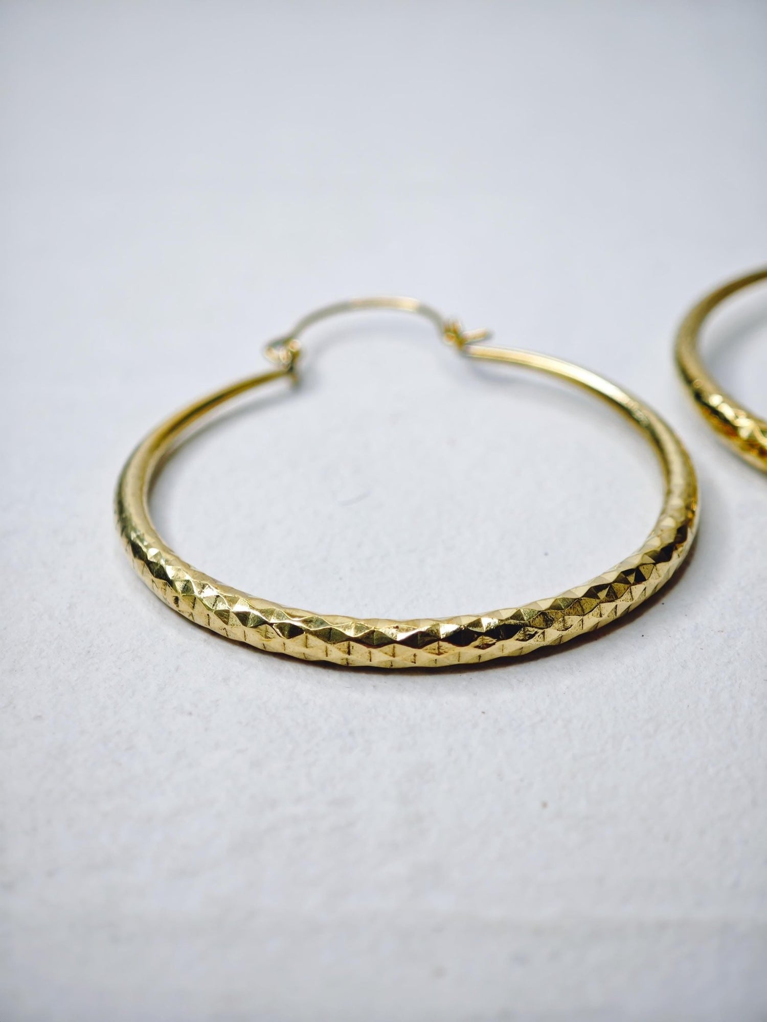 Grosse goldene Messing Creolen, Statement Ohrringe mi Diamantschliff, Diamant Muster - CocosyBerlin