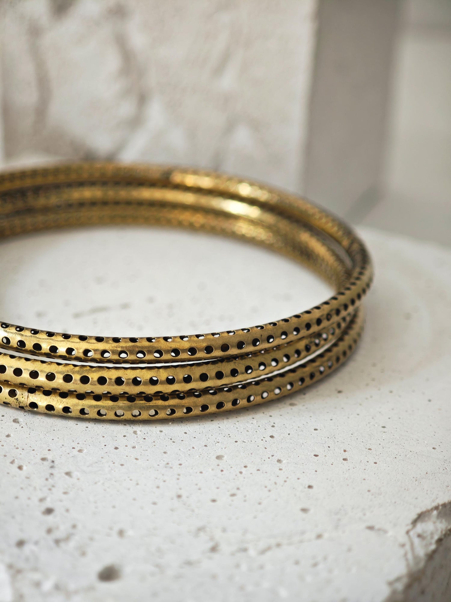 goldener Armreif aus Messing mit Loch-Design, Statement Armreif, Tribal goldener Armreif, minimalistischer schlichter Armreif