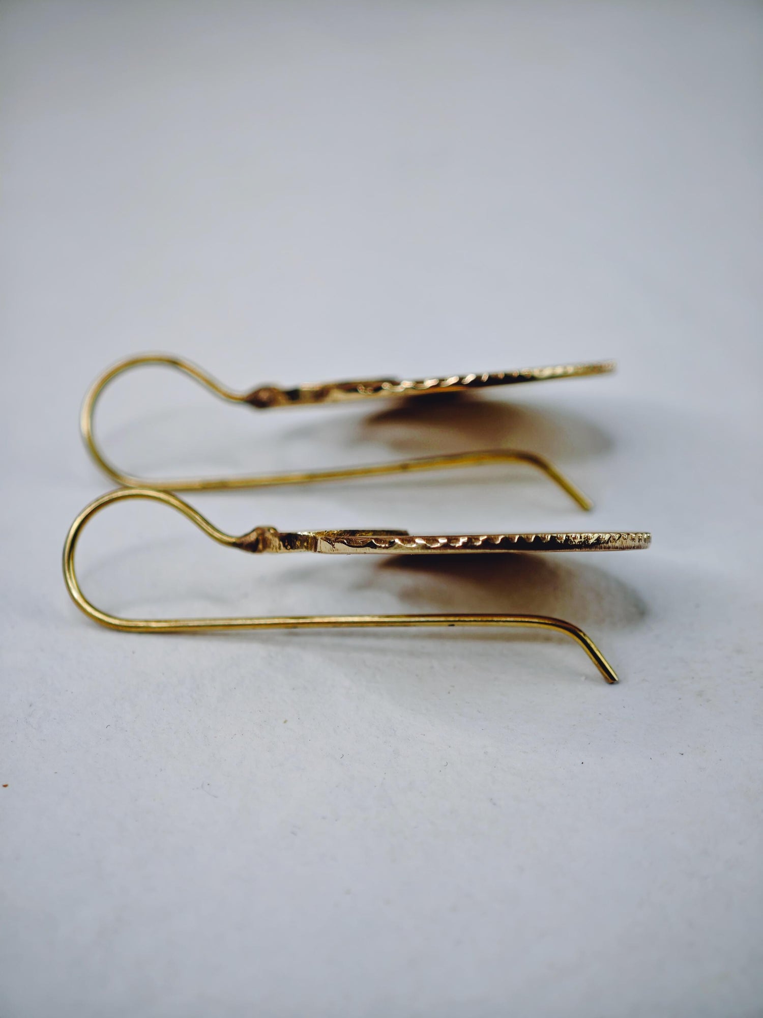 minimaliastische Japan Ohrringe aus goldenem Messing mit Origami Fächer Design, Messing Ohrringe asiatischer Fächer, Goldene Hängeohrringe Origami, Hippie Boho goldene Ohrringe