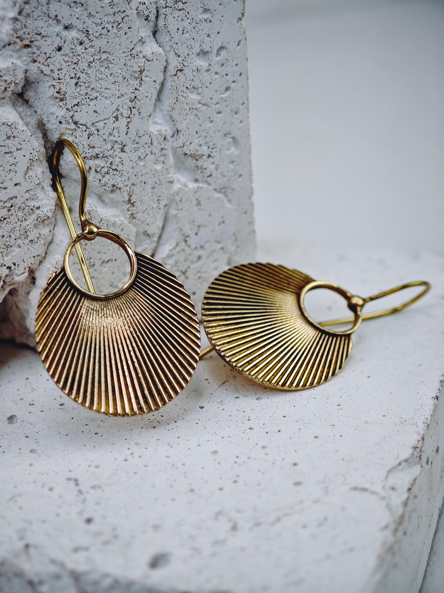 minimaliastische Japan Ohrringe aus goldenem Messing mit Origami Fächer Design, Messing Ohrringe asiatischer Fächer, Goldene Hängeohrringe Origami, Hippie Boho goldene Ohrringe