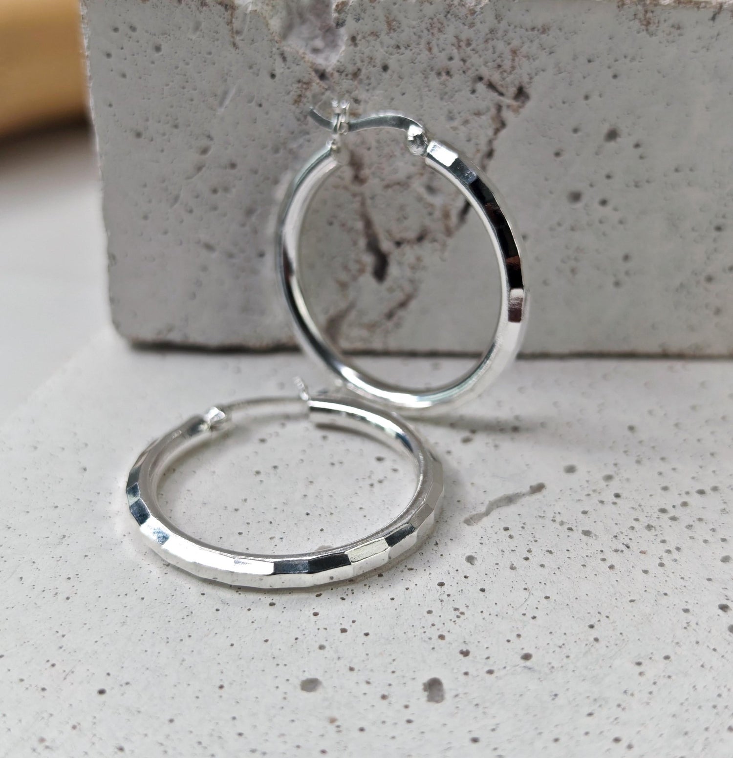 Facettierte Creolen aus 925 Silber, Discokugel Silber Ohrringe - CocosyBerlin