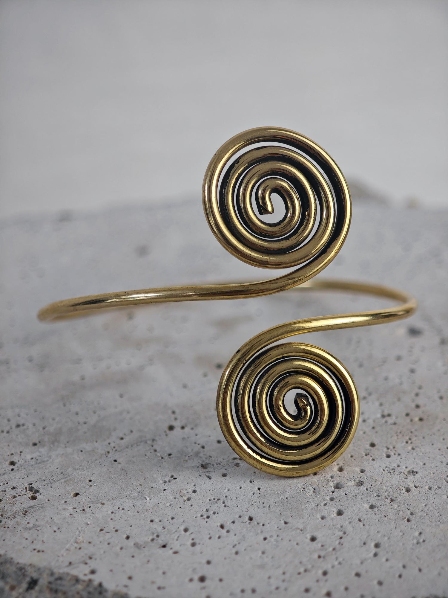 Goldener verstellbarer Armreif, Spirale Armreif aus Messing, Bali Boho Armreif, Goa Statement Armreif gold