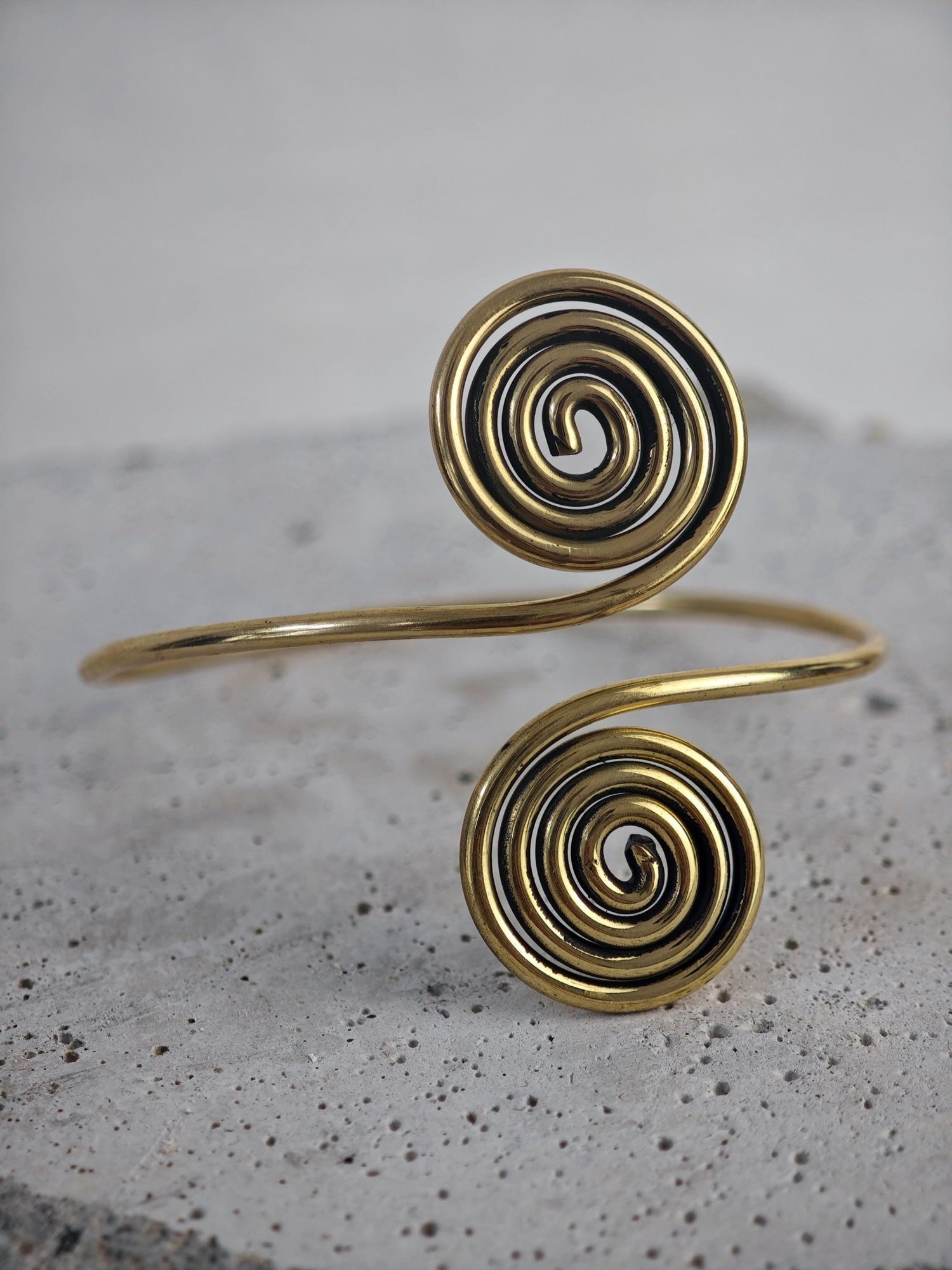 Goldener verstellbarer Armreif, Spirale Armreif aus Messing, Bali Boho Armreif, Goa Statement Armreif gold - CocosyBerlin