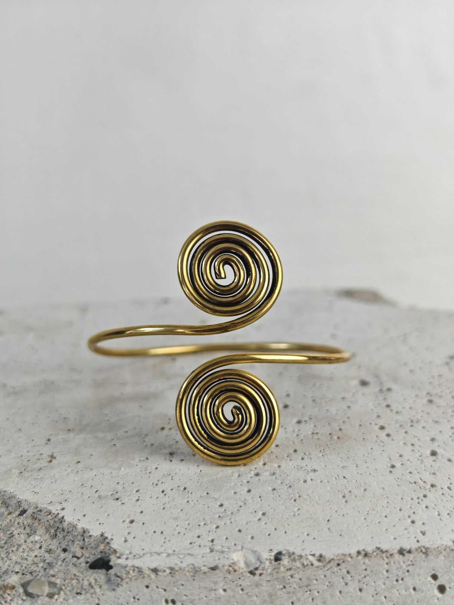 Goldener verstellbarer Armreif, Spirale Armreif aus Messing, Bali Boho Armreif, Goa Statement Armreif gold