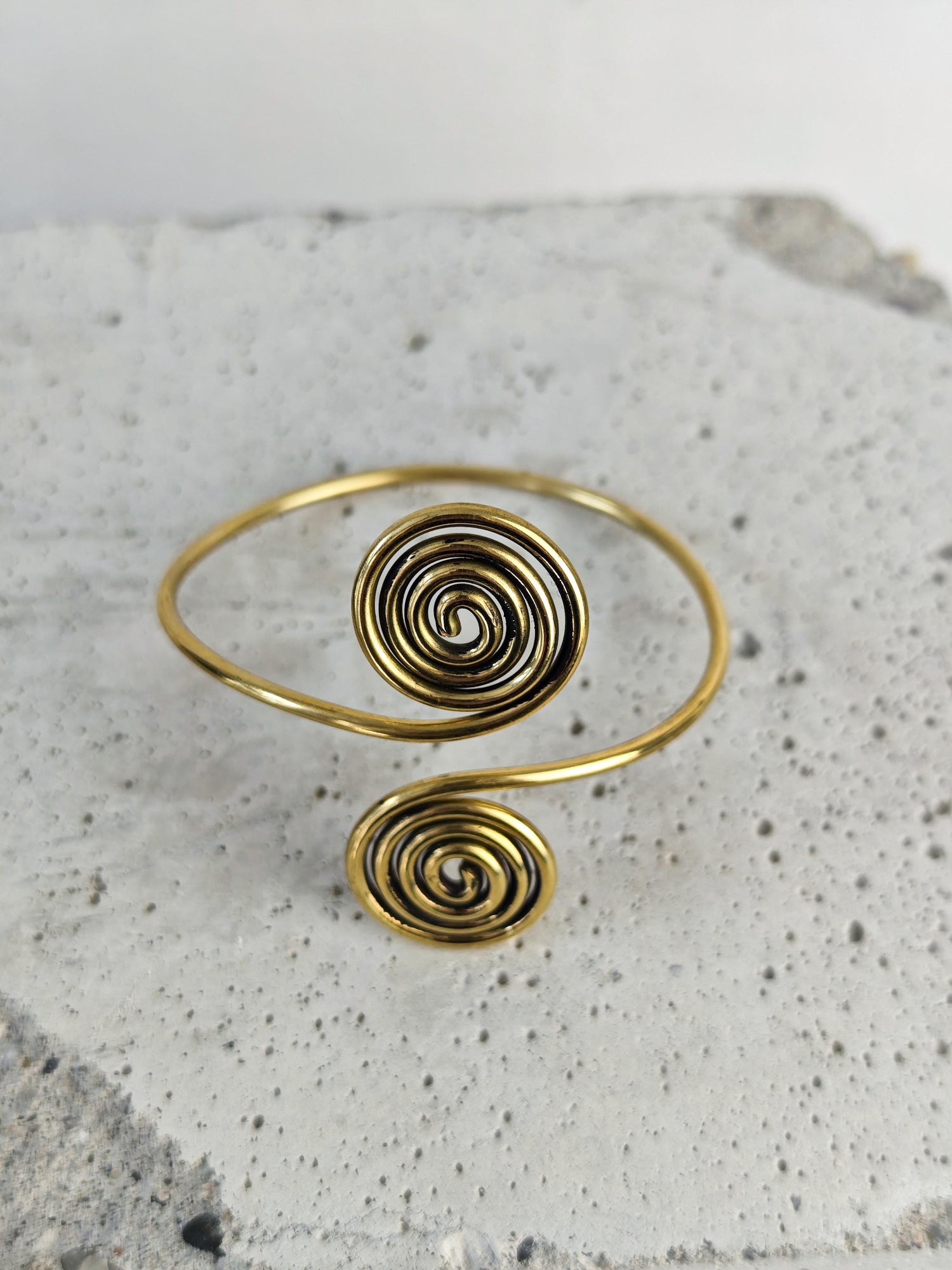 Goldener verstellbarer Armreif, Spirale Armreif aus Messing, Bali Boho Armreif, Goa Statement Armreif gold