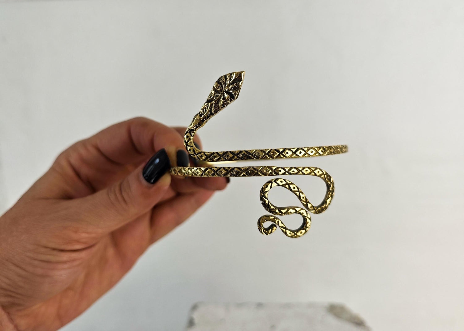 Goldener verstellbarer Oberarmreif Schlange, strukturiert, Oberarm Armreif aus Messing, Schlangen Design Statement Oberarm Armband - CocosyBerlin