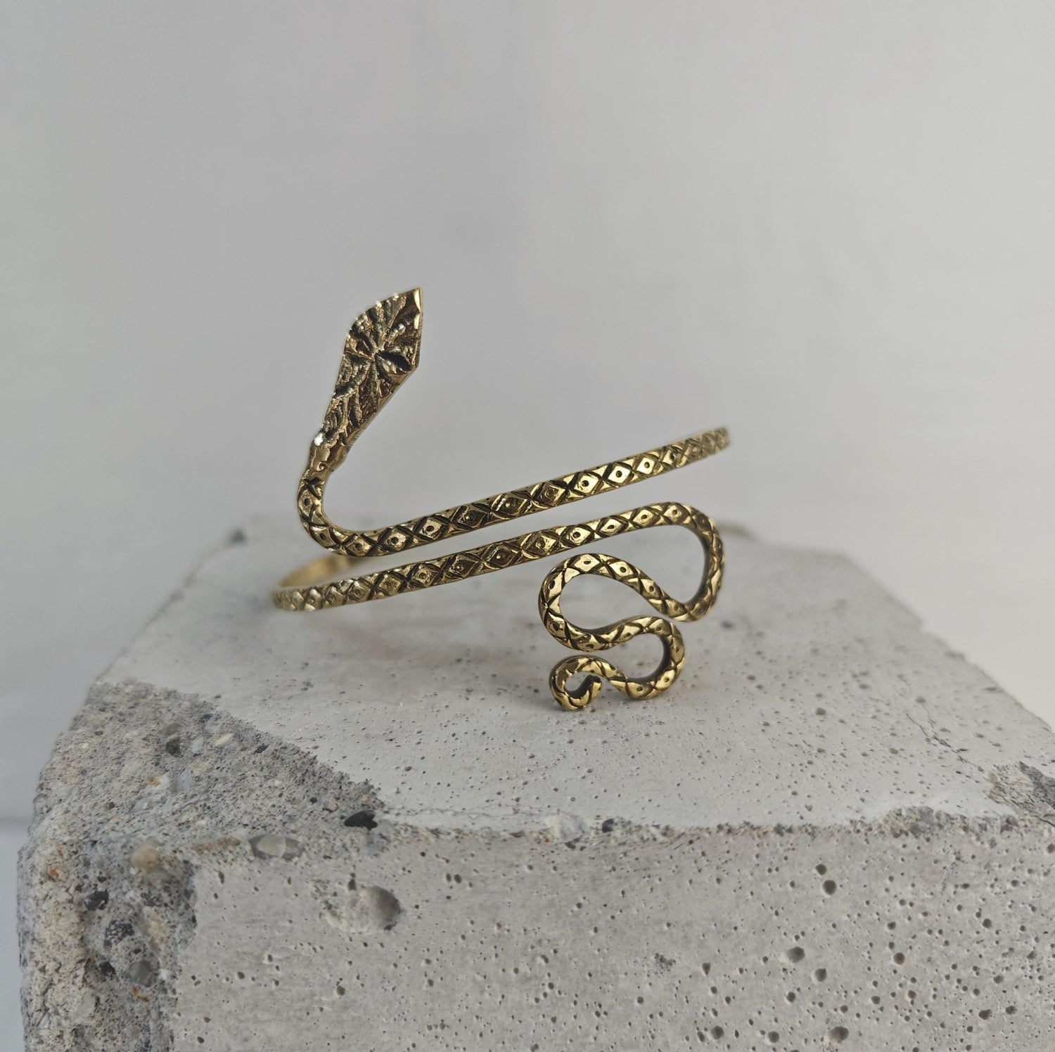 Goldener verstellbarer Oberarmreif Schlange, strukturiert, Oberarm Armreif aus Messing, Schlangen Design Statement Oberarm Armband - CocosyBerlin