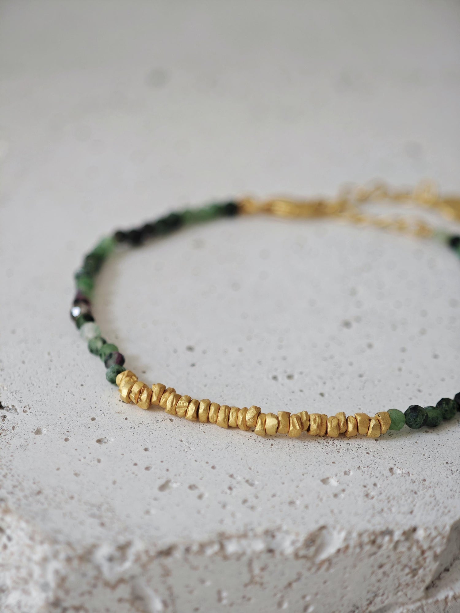 Perlenarmband handgemacht 925 Silber vergoldet und Rubin-Zoisit Edelsteinen, Boho Armband mit Perlen