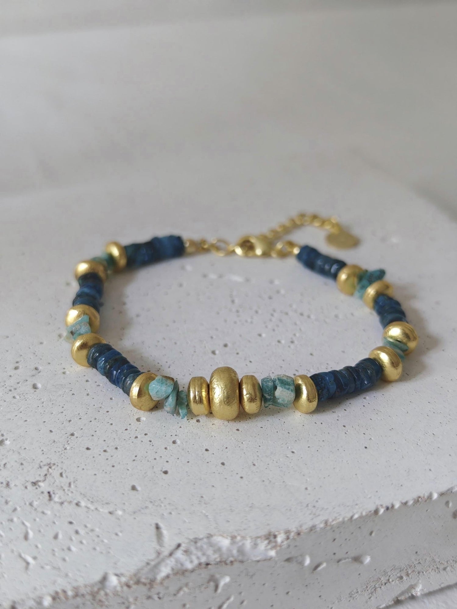 Ocean Treasure - handgemachtes Perlenarmband mit 18K Vergoldung mit Amazonit und Apatit, Armband türkis, blau und gold 1 - CocosyBerlin