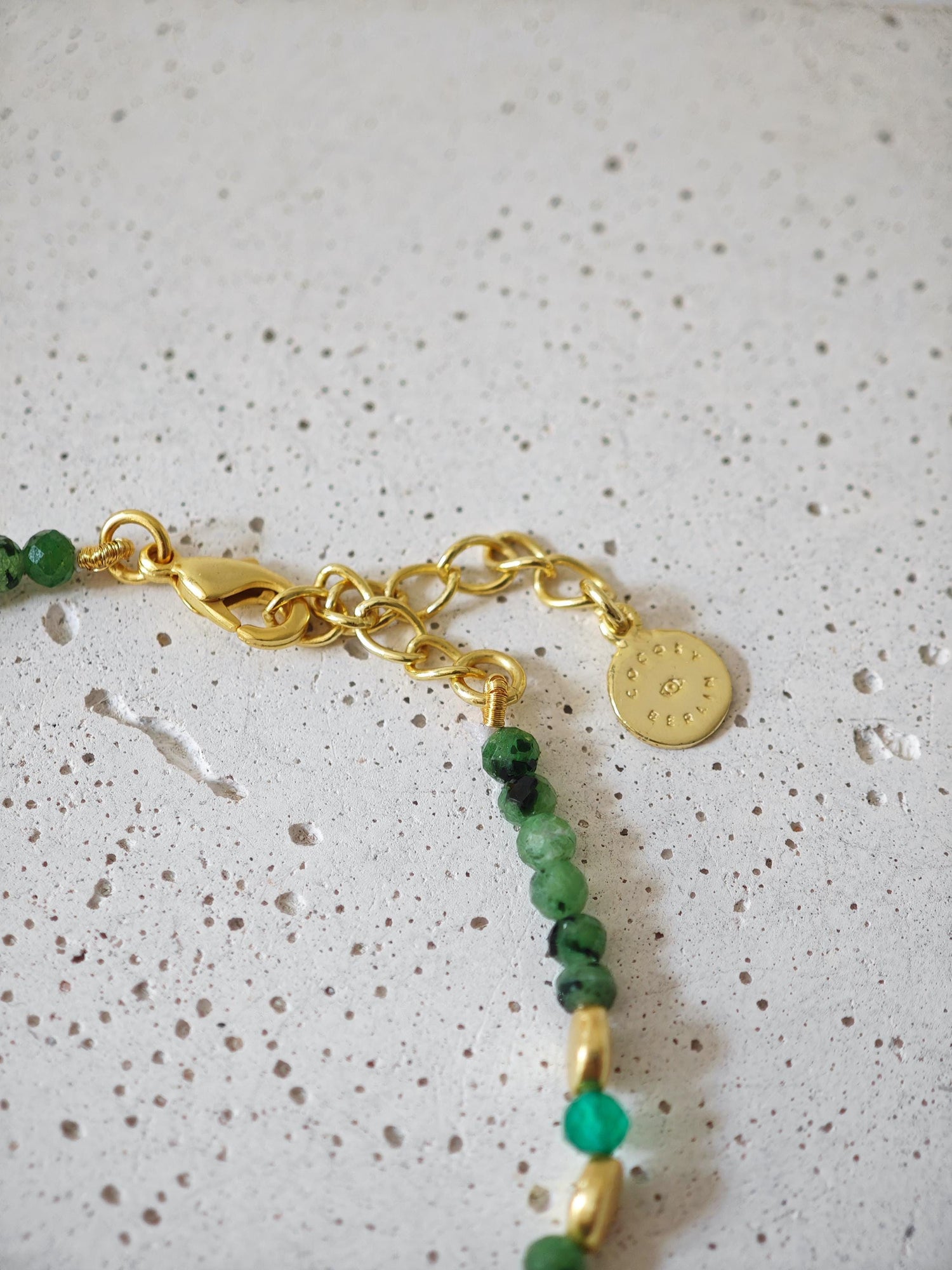 River In The Woods - handgefertigtes Perlenarmband mit Labradorit, Amazonit und Rubin-Zoisit und 18 Karat Vergoldung