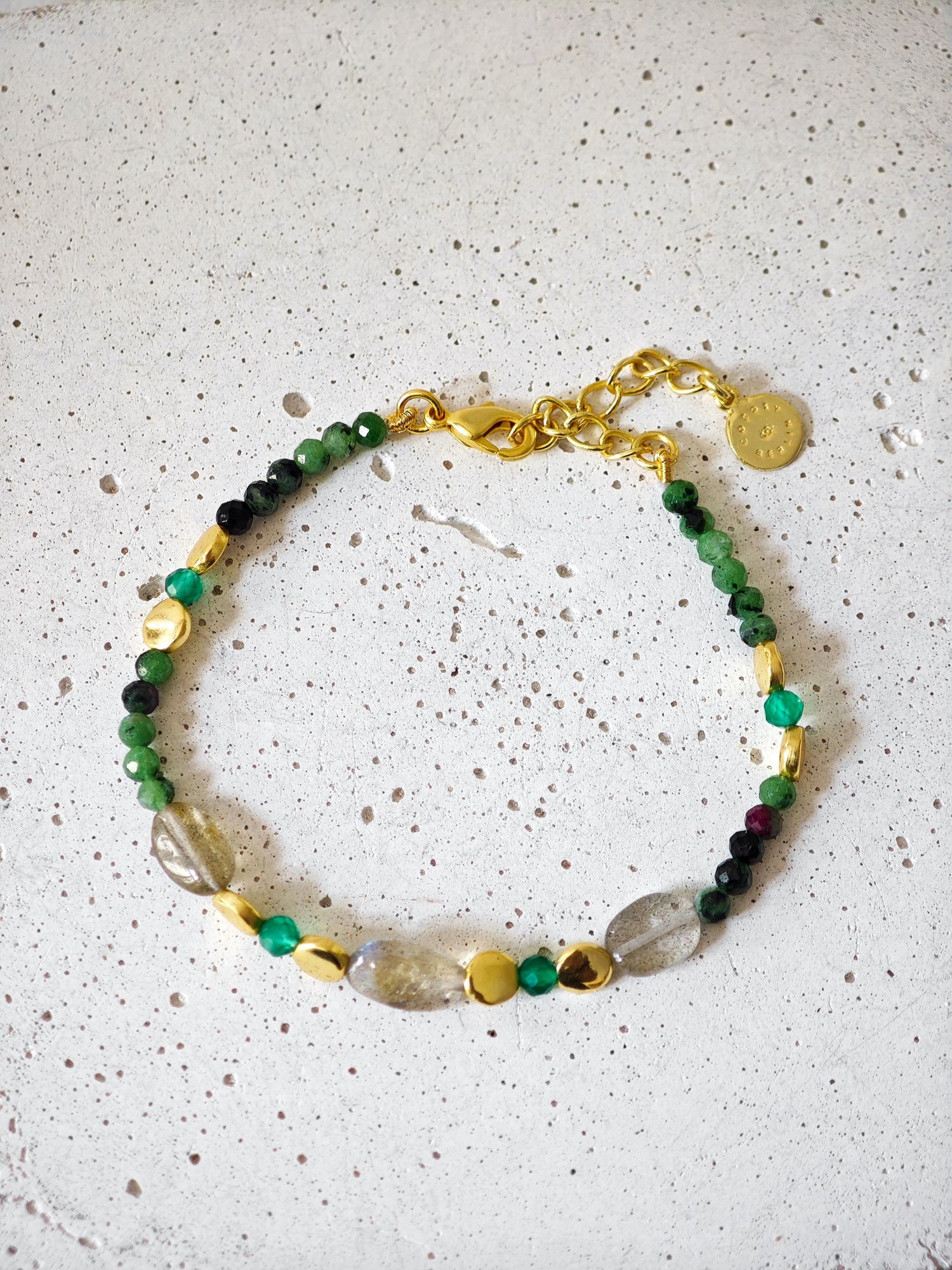 River In The Woods - handgefertigtes Perlenarmband mit Labradorit, Amazonit und Rubin-Zoisit und 18 Karat Vergoldung