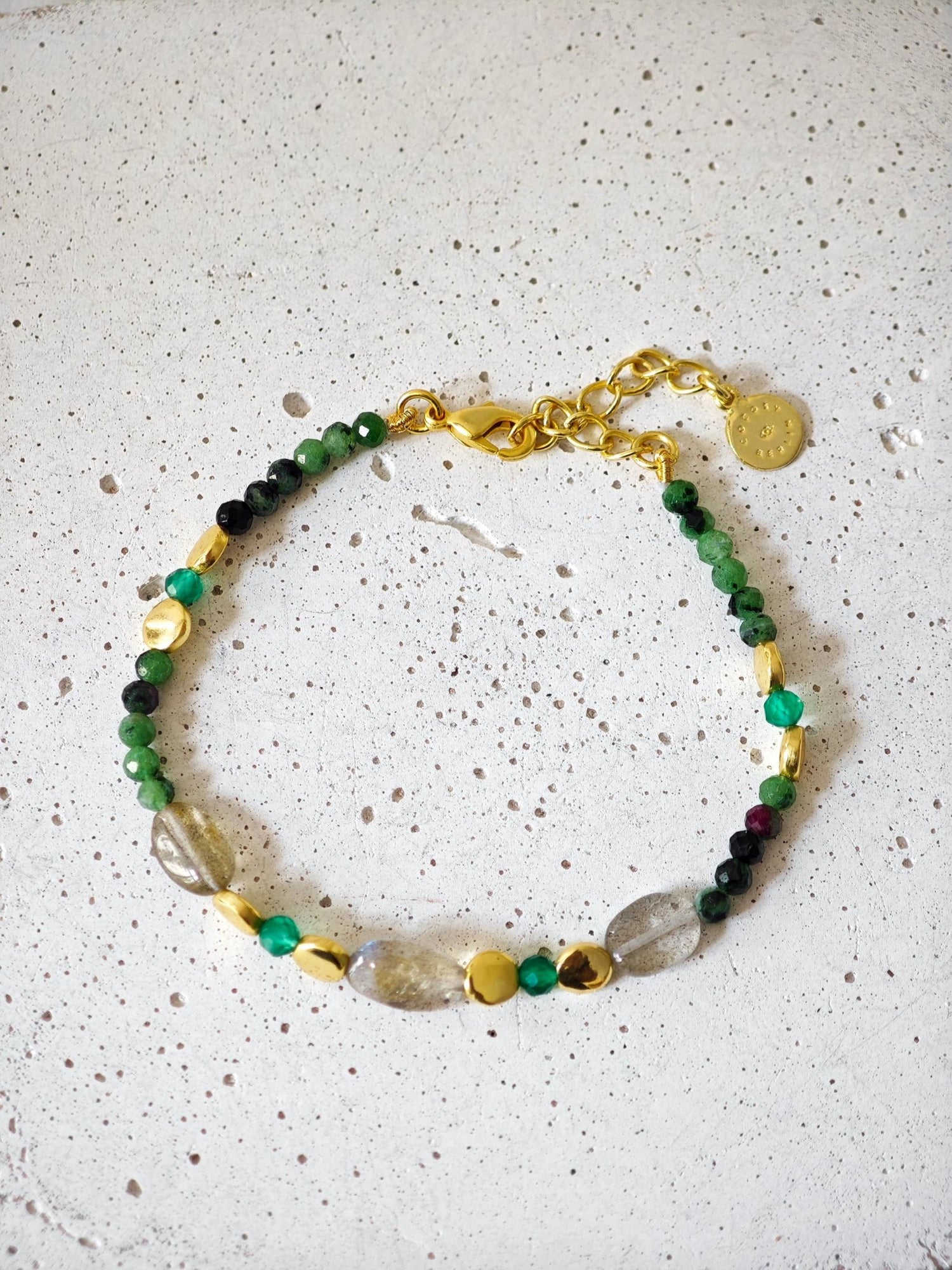 River In The Woods - handgefertigtes Perlenarmband mit Labradorit, Amazonit und Rubin - Zoisit und 18 Karat Vergoldung - CocosyBerlin