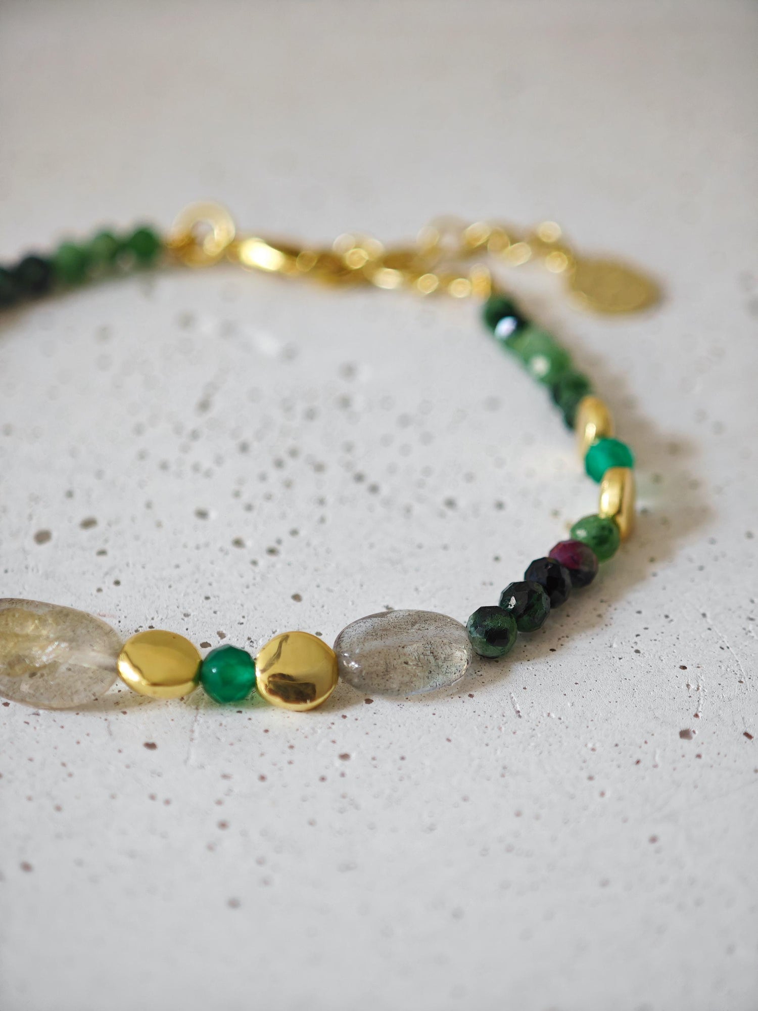 River In The Woods - handgefertigtes Perlenarmband mit Labradorit, Amazonit und Rubin-Zoisit und 18 Karat Vergoldung