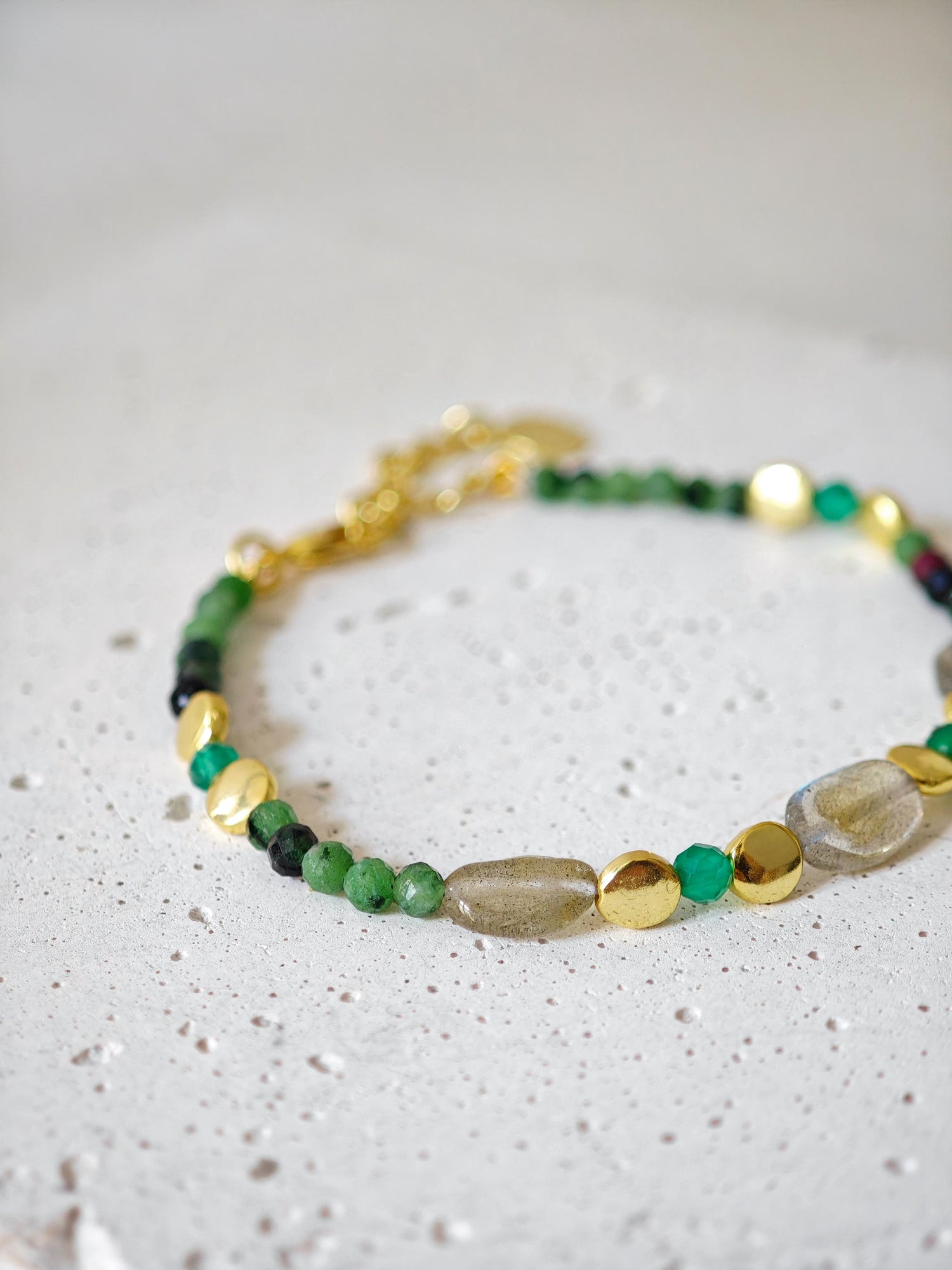 River In The Woods - handgefertigtes Perlenarmband mit Labradorit, Amazonit und Rubin-Zoisit und 18 Karat Vergoldung